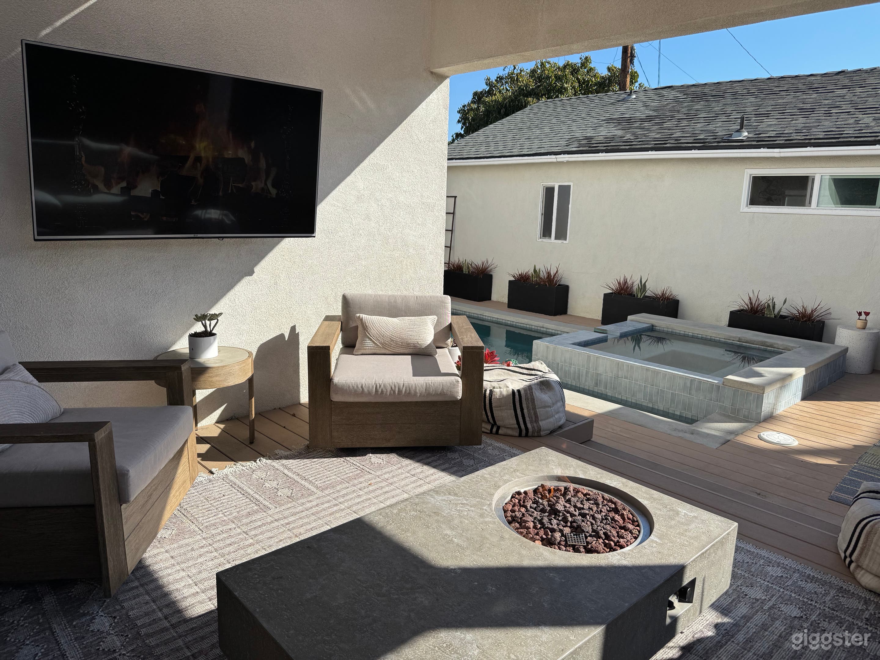 Bright Venice bungalow with pool/hot tub Photo 2