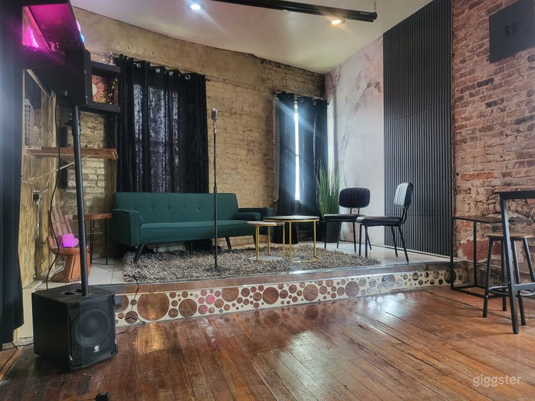  perfect stage area for podcast /performance/ presentations. Mic and surround sound included 