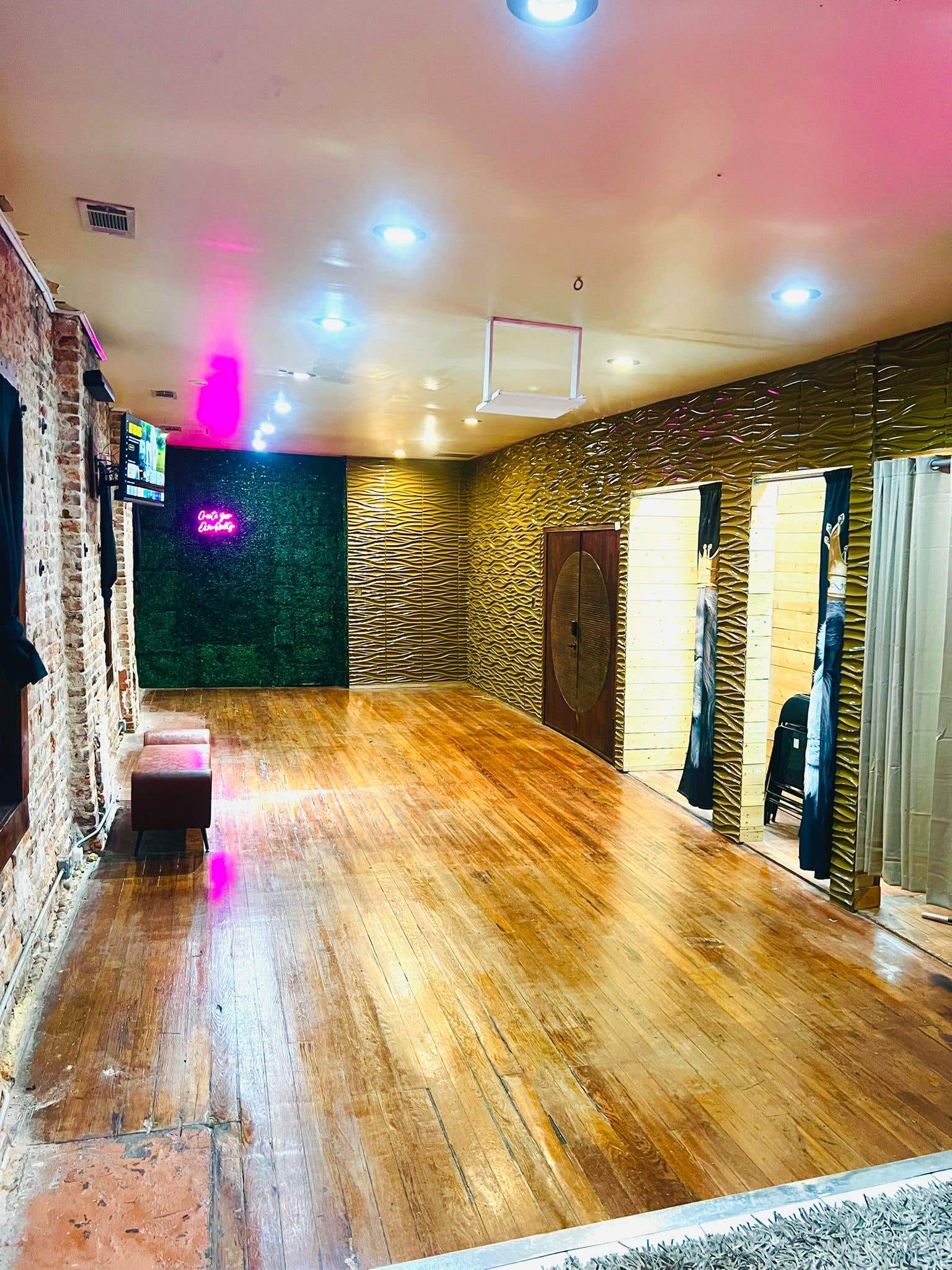 Eclectic Loft in the Heart of the City Photo 2