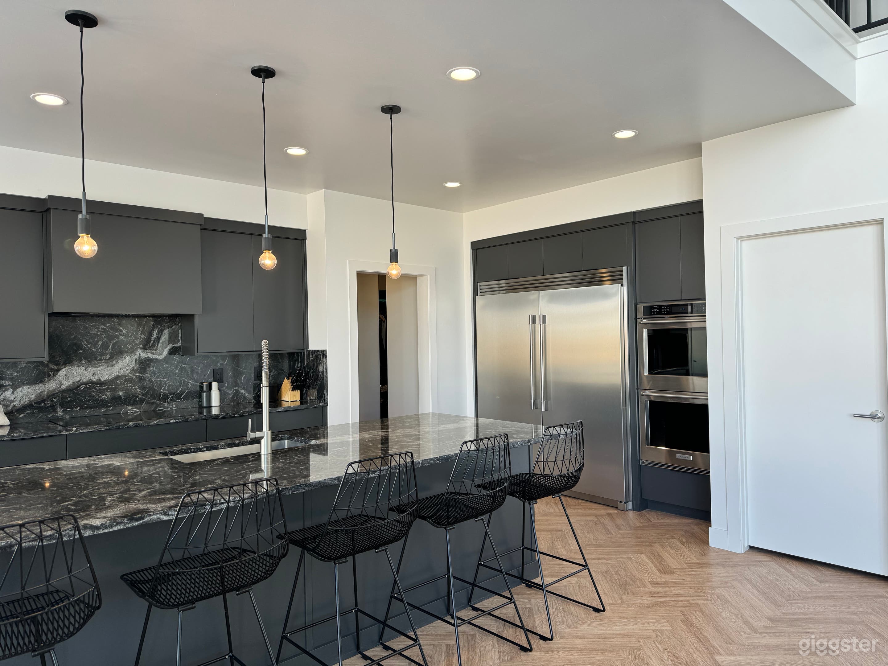 Architectural Modern Home with Natural Light Photo 2