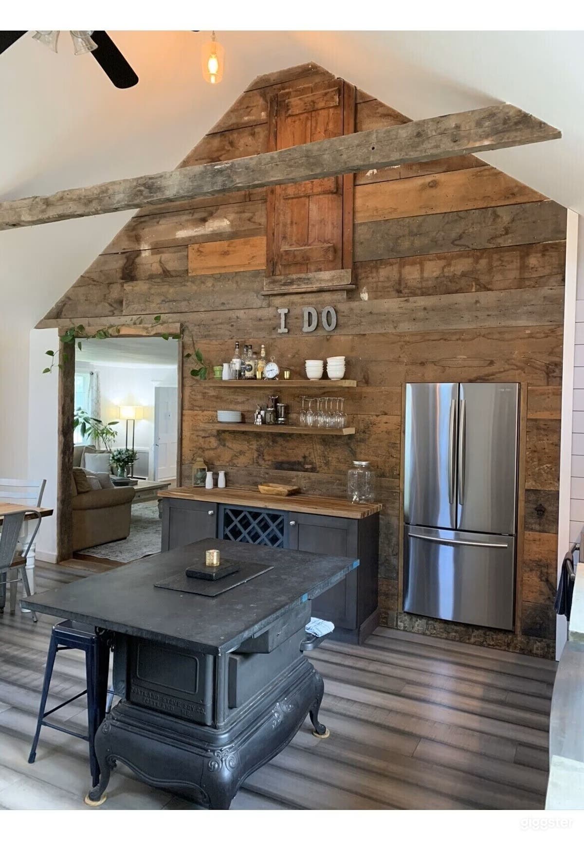 5BR Rustic Revival Farmhouse near Beaches Photo 2