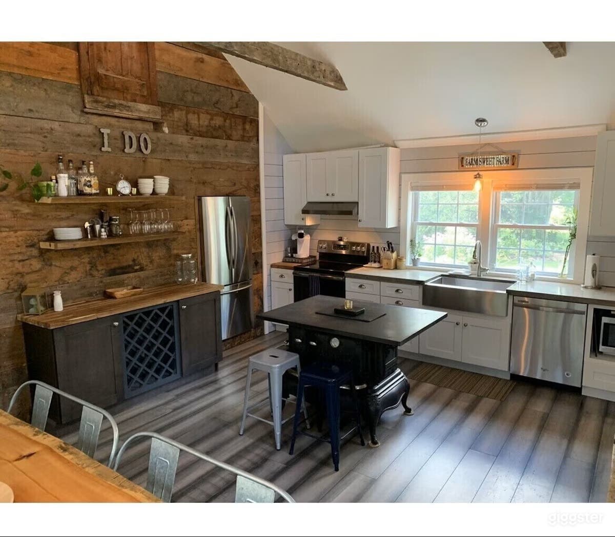 5BR Rustic Revival Farmhouse near Beaches Photo 3