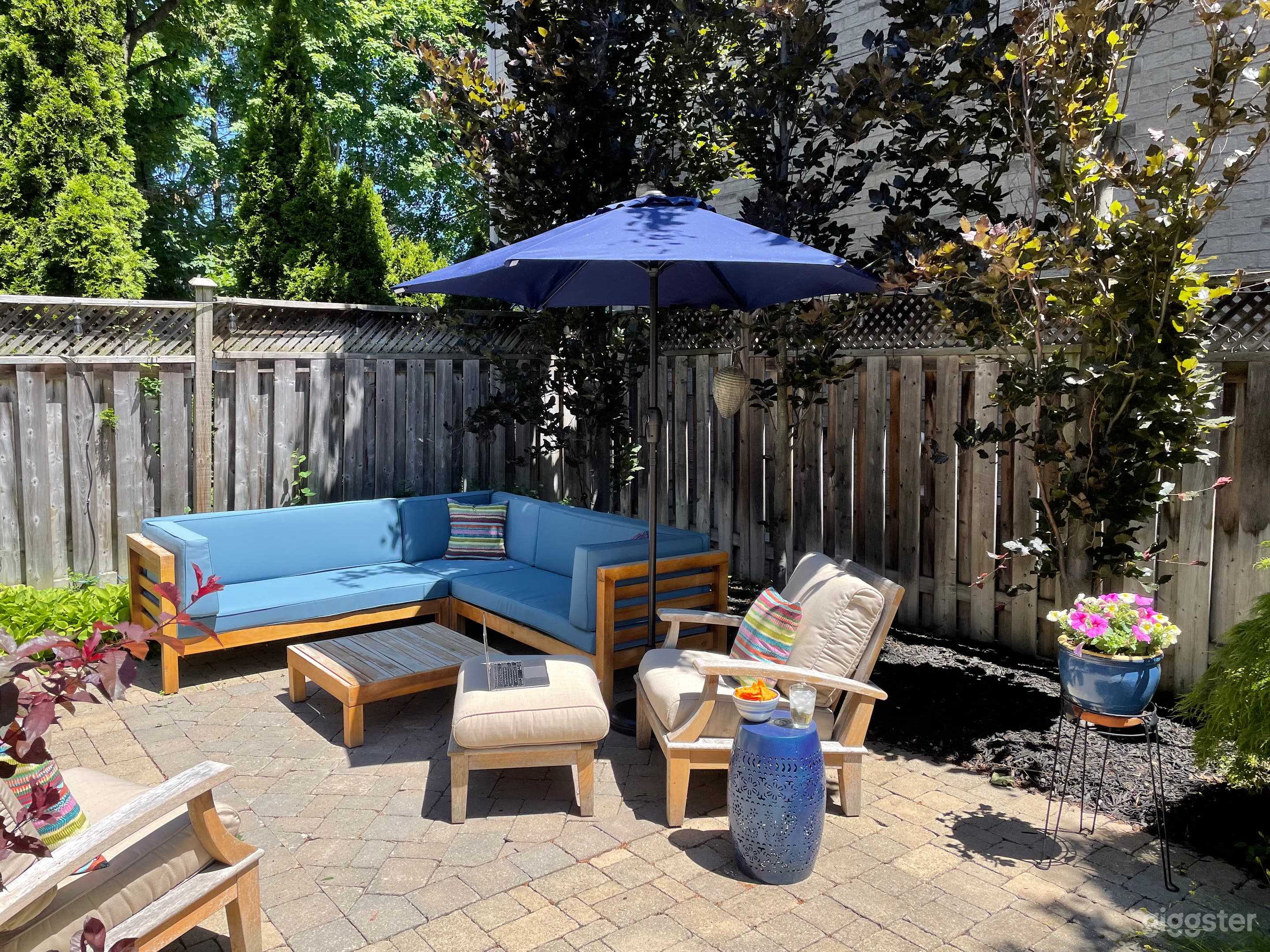 Bright home on corner lot in treed area Photo 4