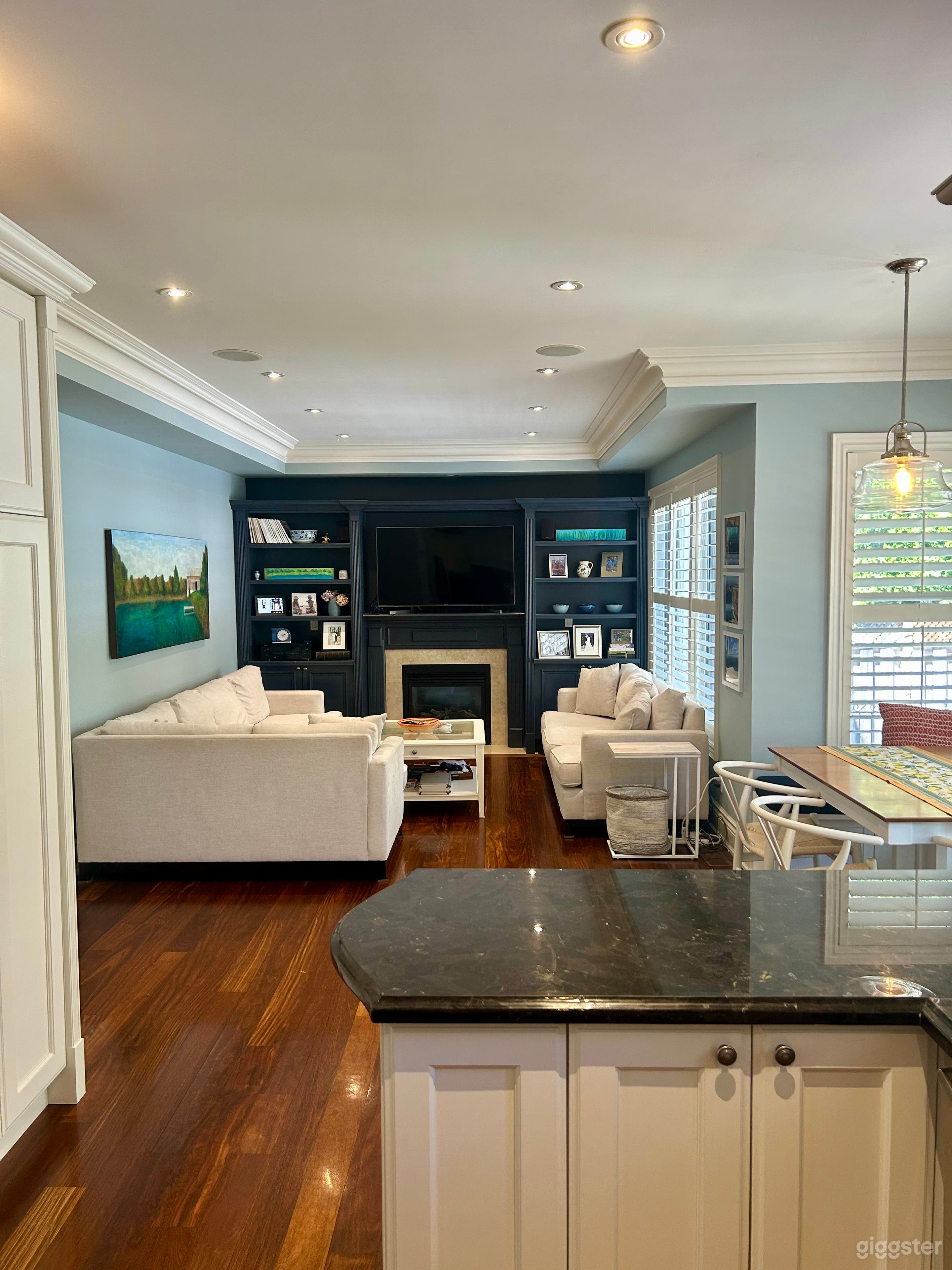 Bright home on corner lot in treed area Photo 2