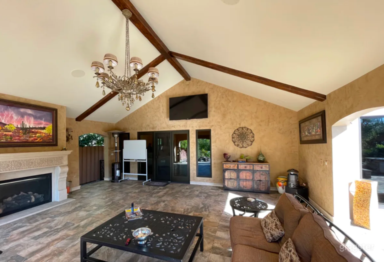   Gorgeous Mediterranean house and pool 