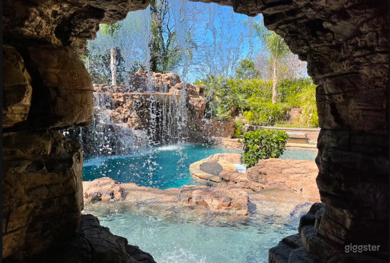   Gorgeous Mediterranean house and pool 