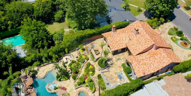   Gorgeous Mediterranean house and pool 