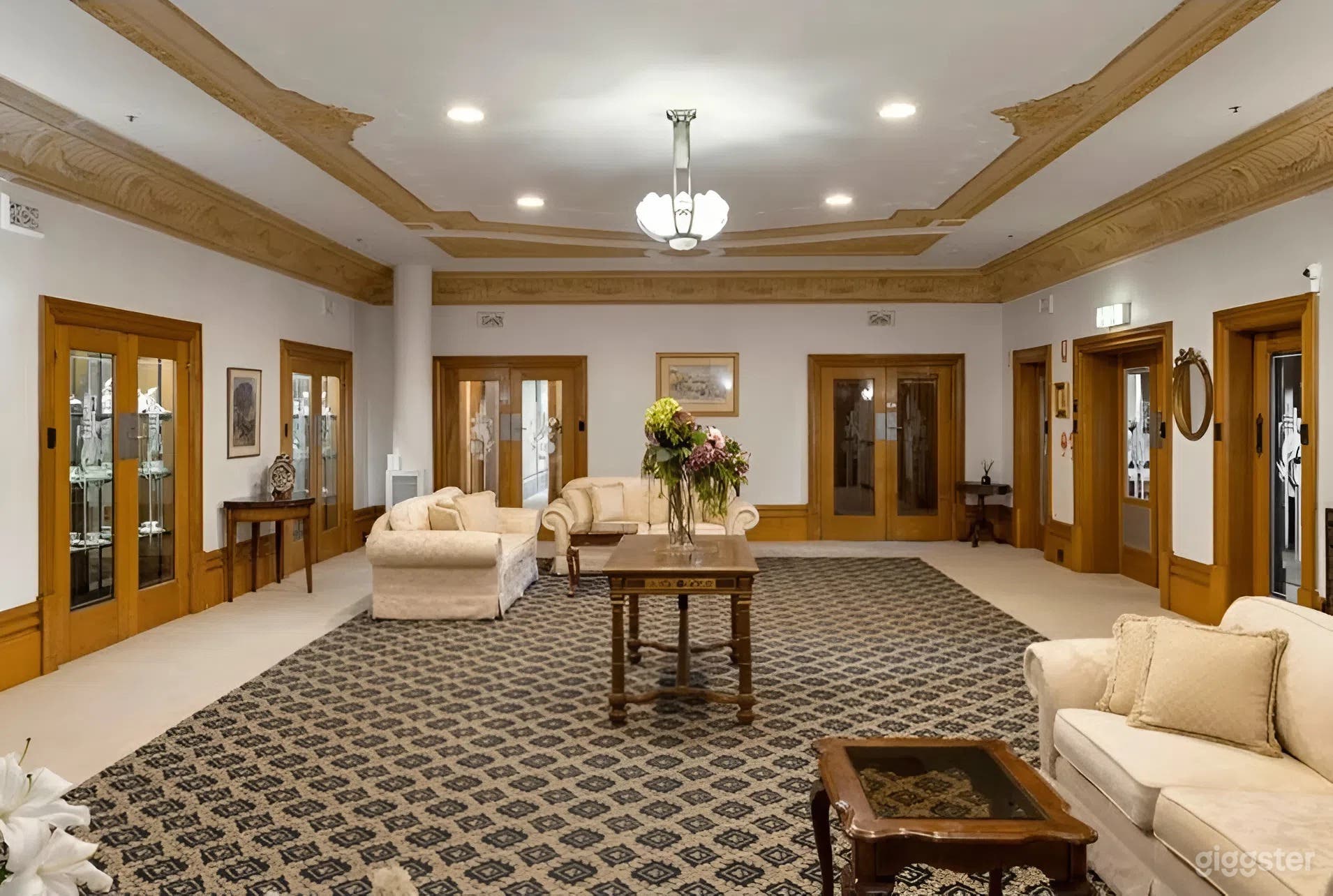 Elegant 1930s Mansion with Historic Grandeur Photo 4