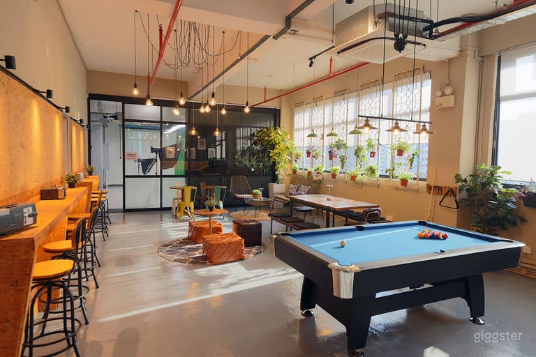  Espacio de estilo de vida con mesa de billar, mesa de comedor y área de trabajo 