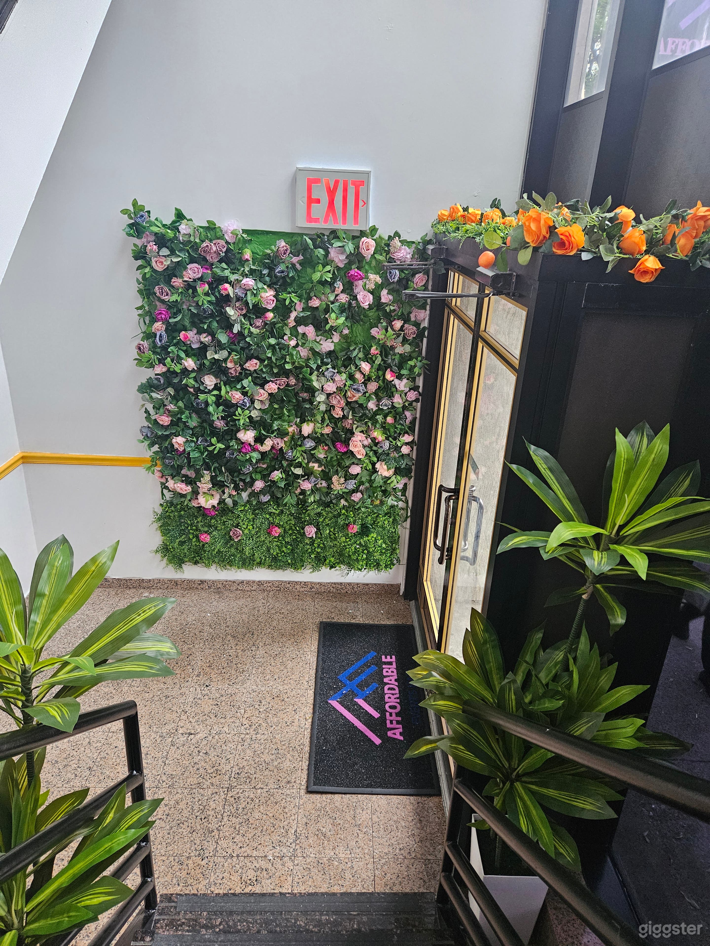 Elegant budget-friendly Photo 4