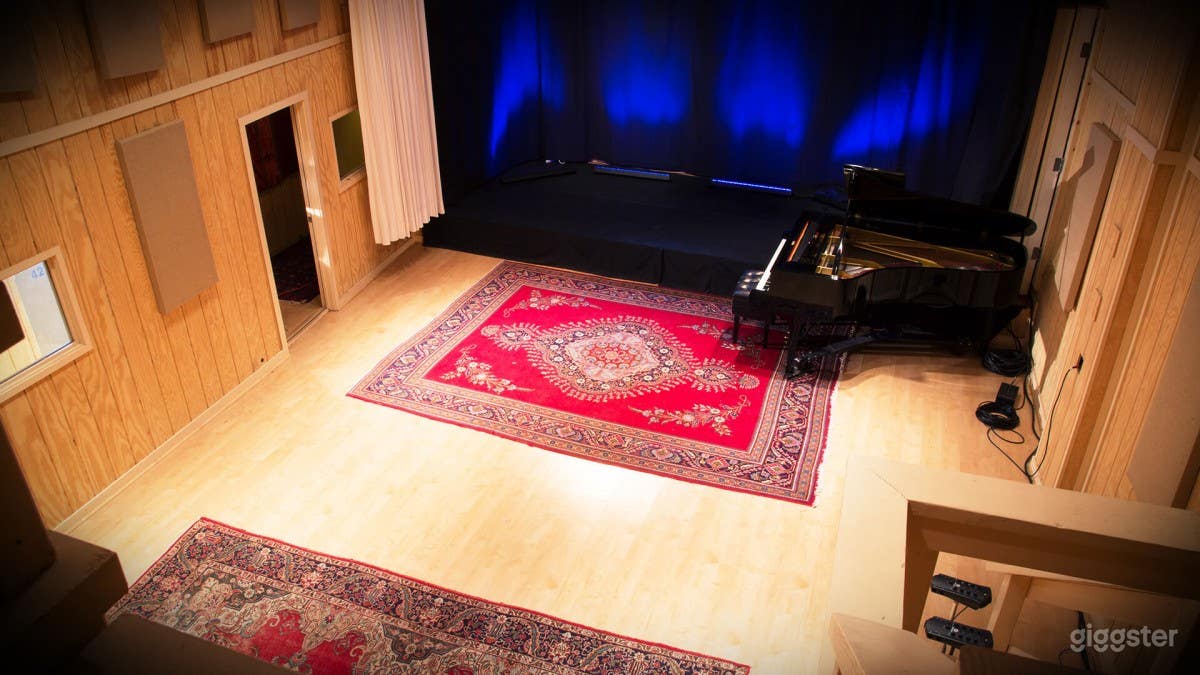 Spacious Video and Audio Sound Stage Photo 1