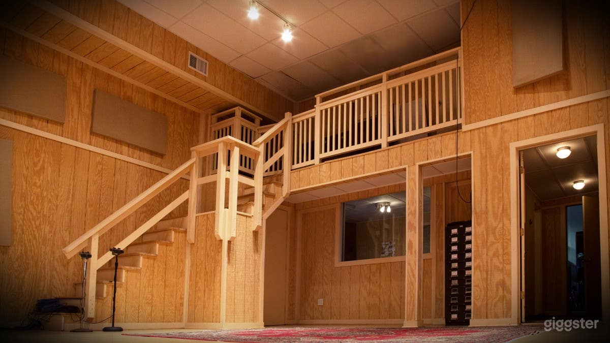 Spacious Video and Audio Sound Stage Photo 4