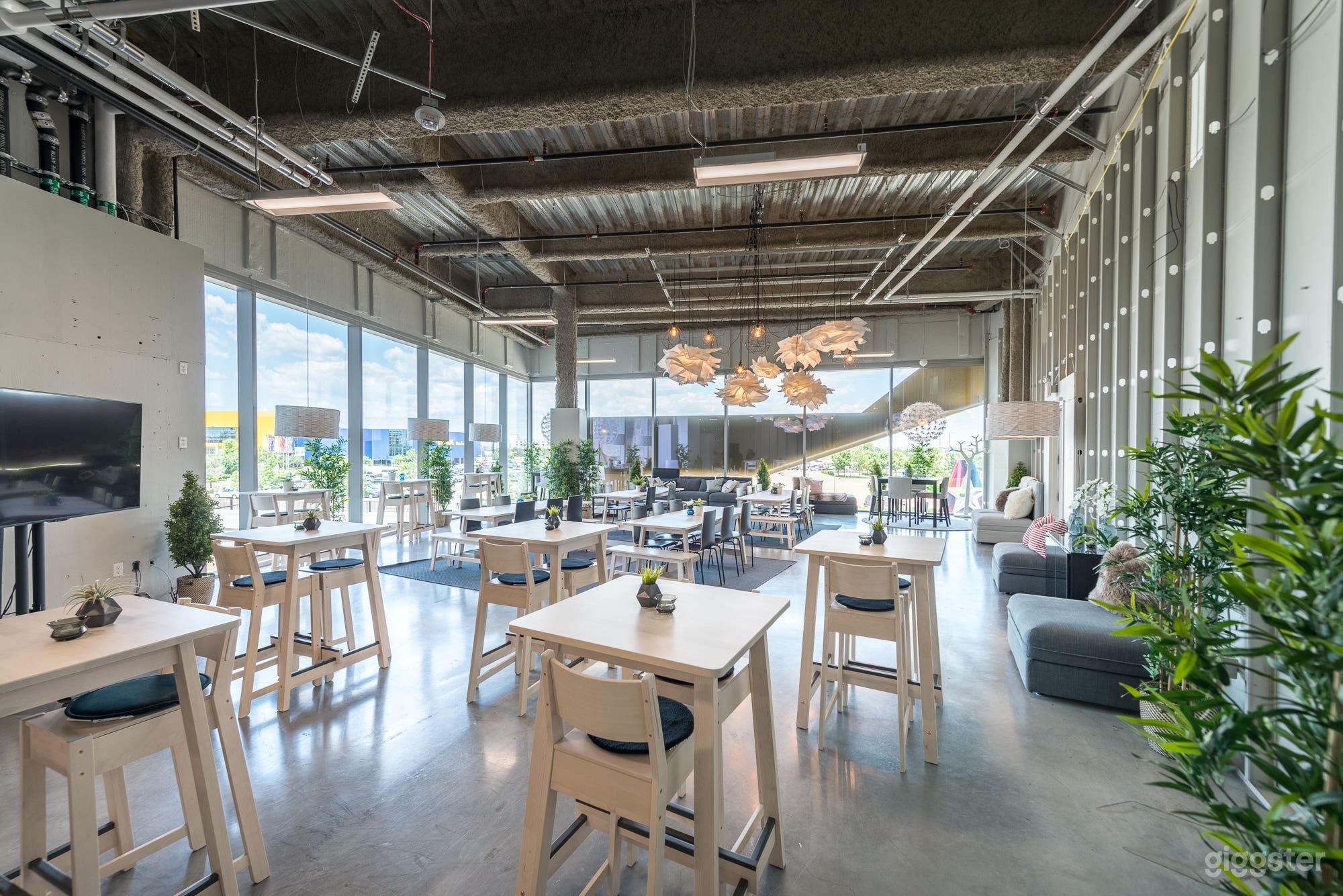 Lounge Area for Casual Meetings and Receptions in Minneapolis Photo 2