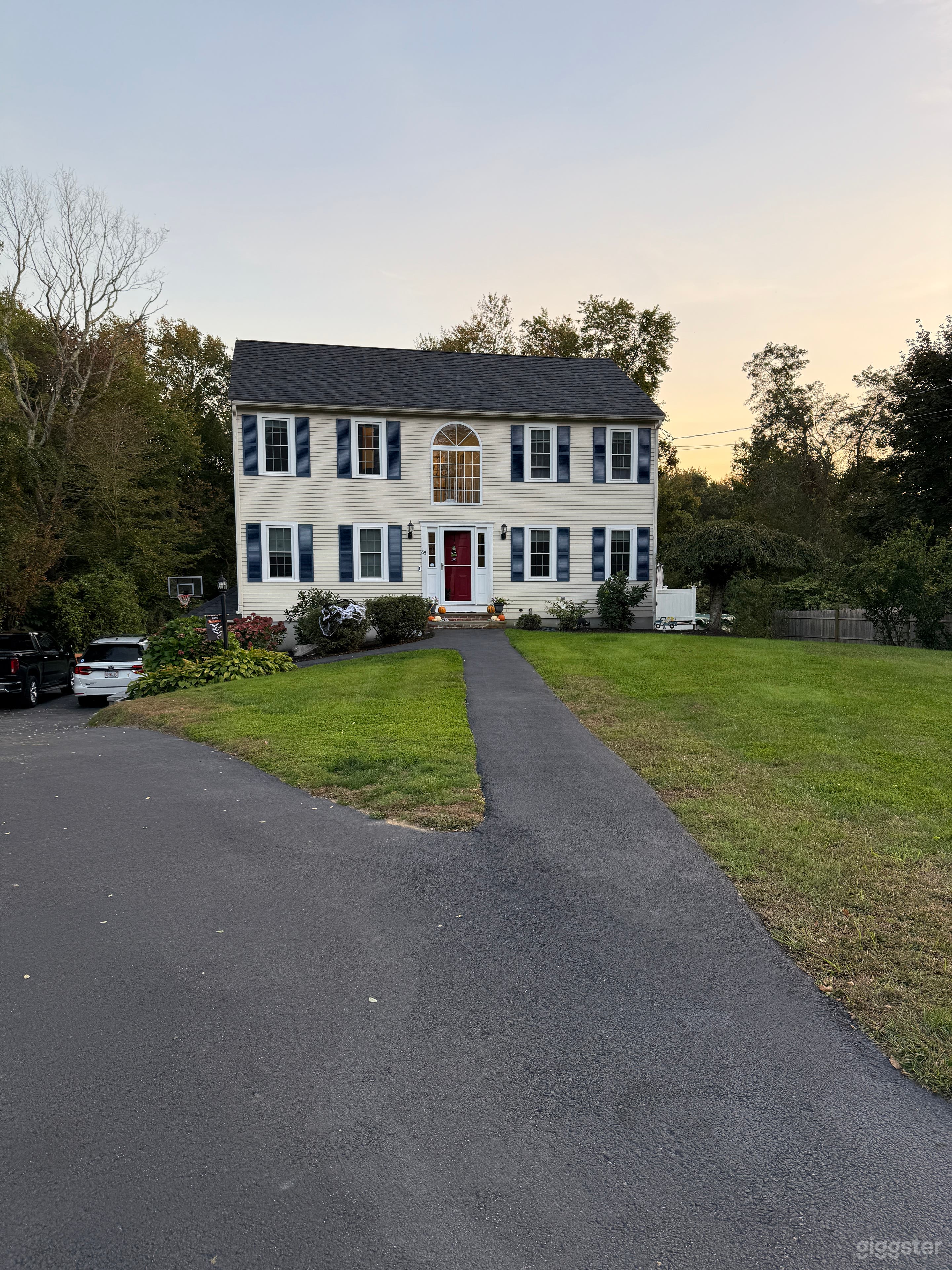 Colonial Home with Large Yard in Bridgewater on cul de sac Photo 1