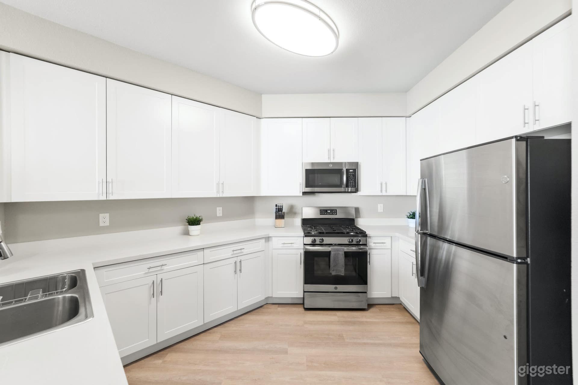 Designer Apt. with Jacuzzi, Sky Lounge, Gym Access Photo 4