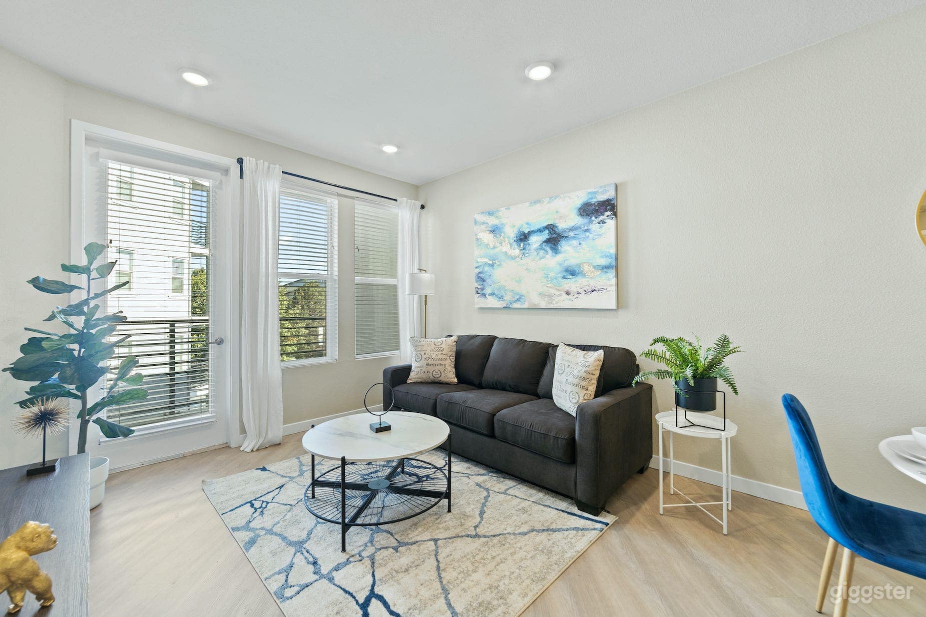 Designer Apt. with Jacuzzi, Sky Lounge, Gym Access Photo 1