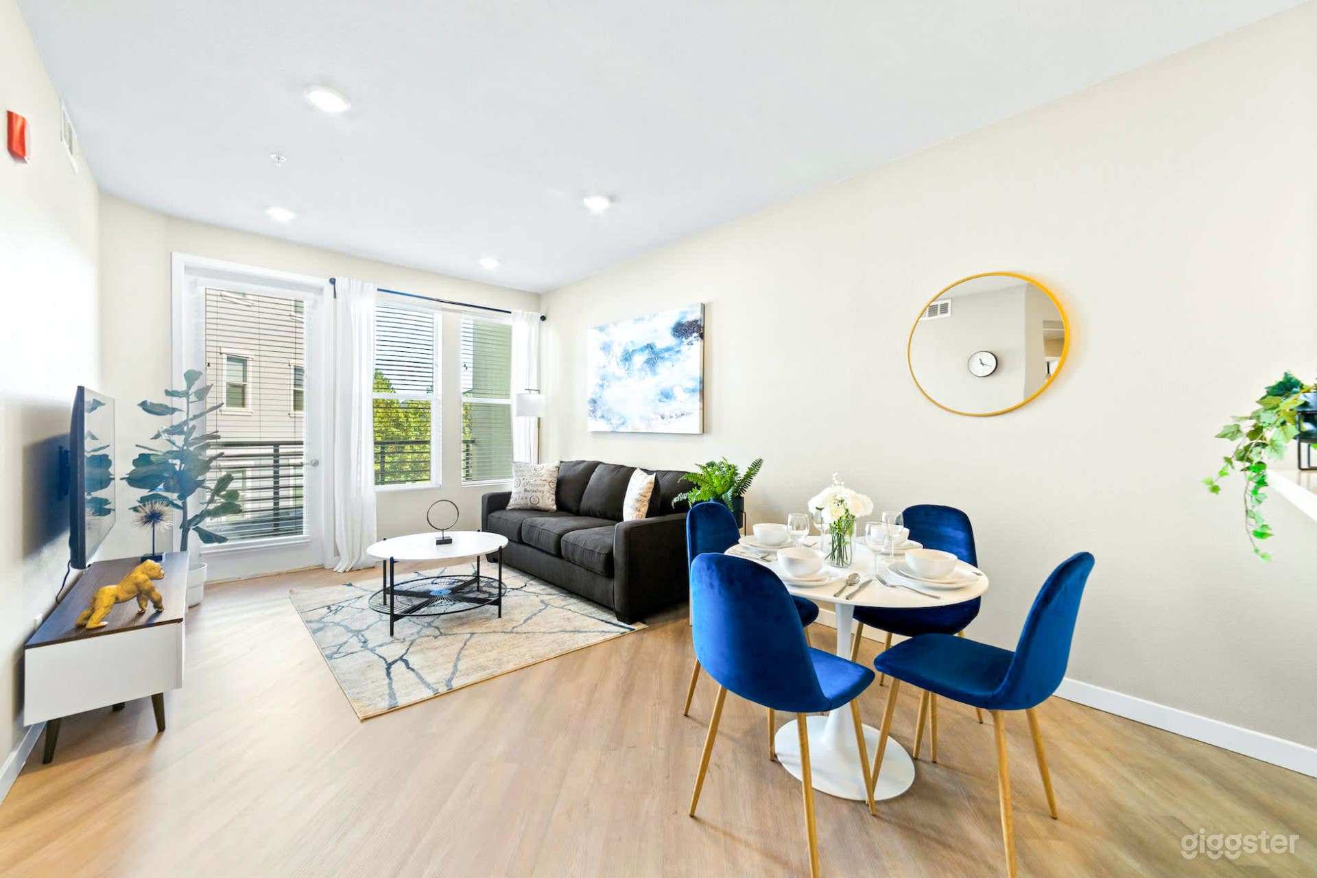 Designer Apt. with Jacuzzi, Sky Lounge, Gym Access Photo 2