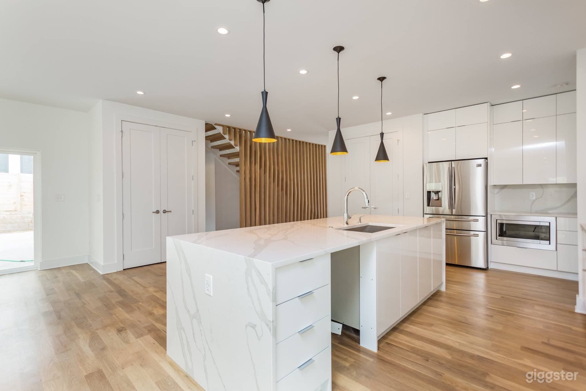 Modern Contemporary Living At Its Finest Photo 1