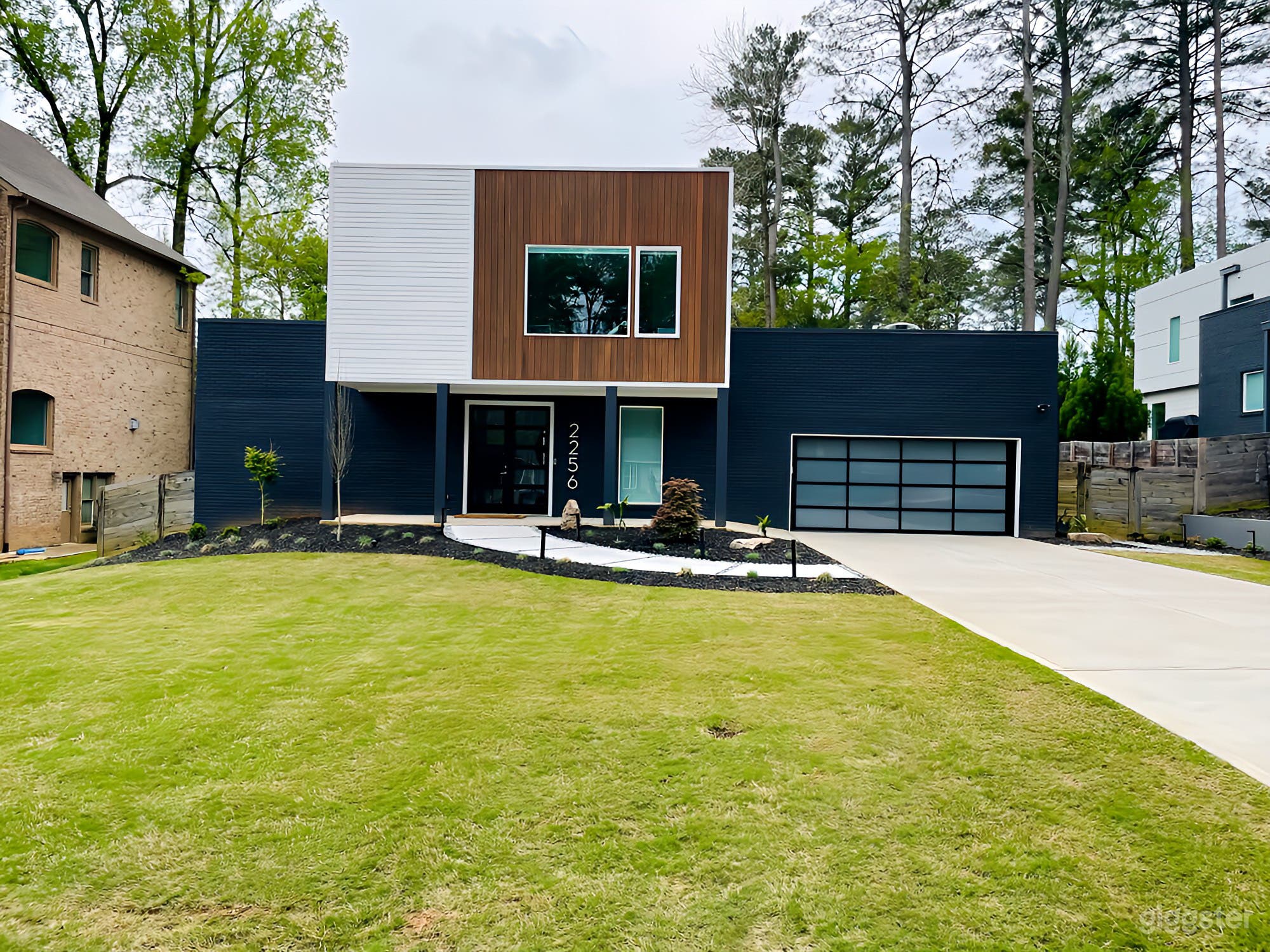 Modern Contemporary Living At Its Finest Photo 2