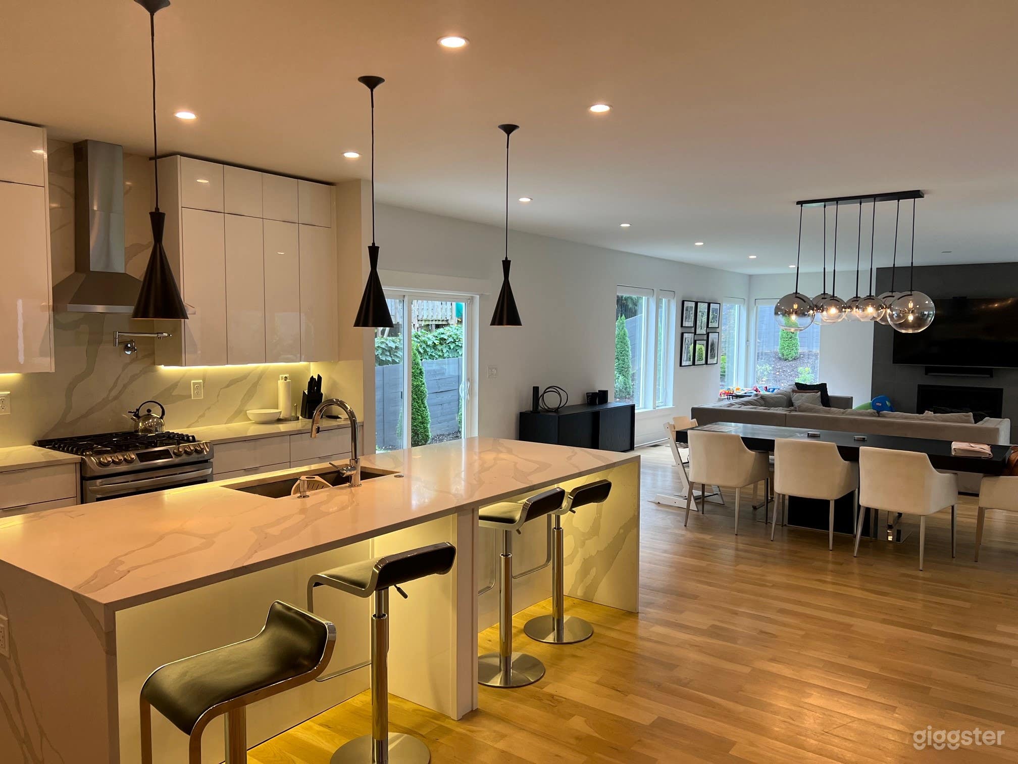 Modern Contemporary Living At Its Finest Photo 4