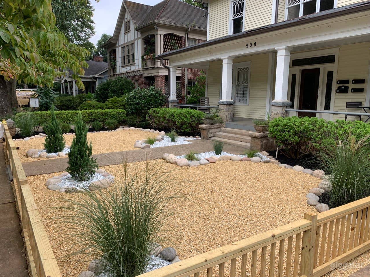 Side angle front of the house 