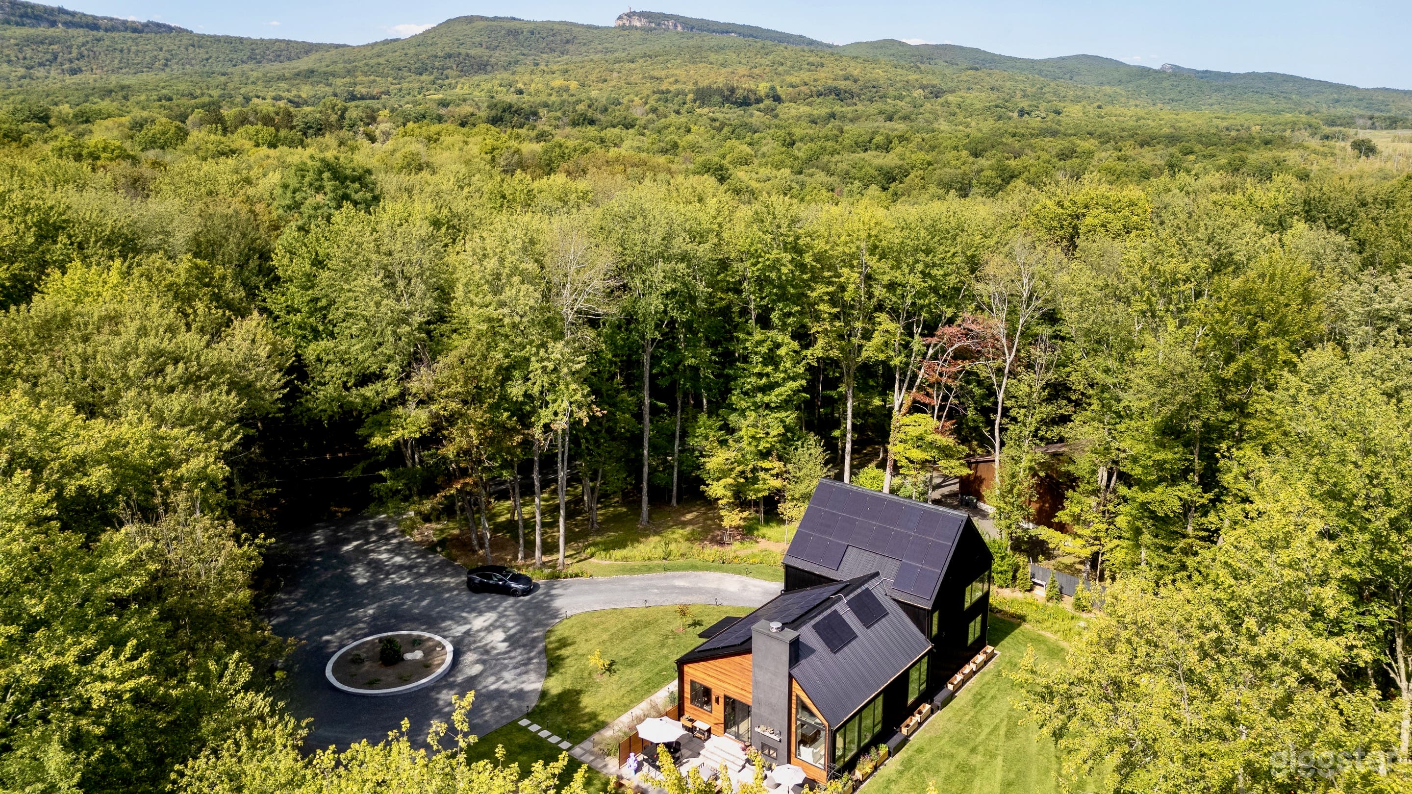 Modern Scandinavian Mountain House Photo 2