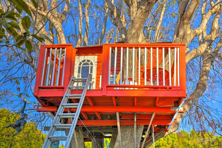  Spanish-Style Santa Monica House with Treehouse 