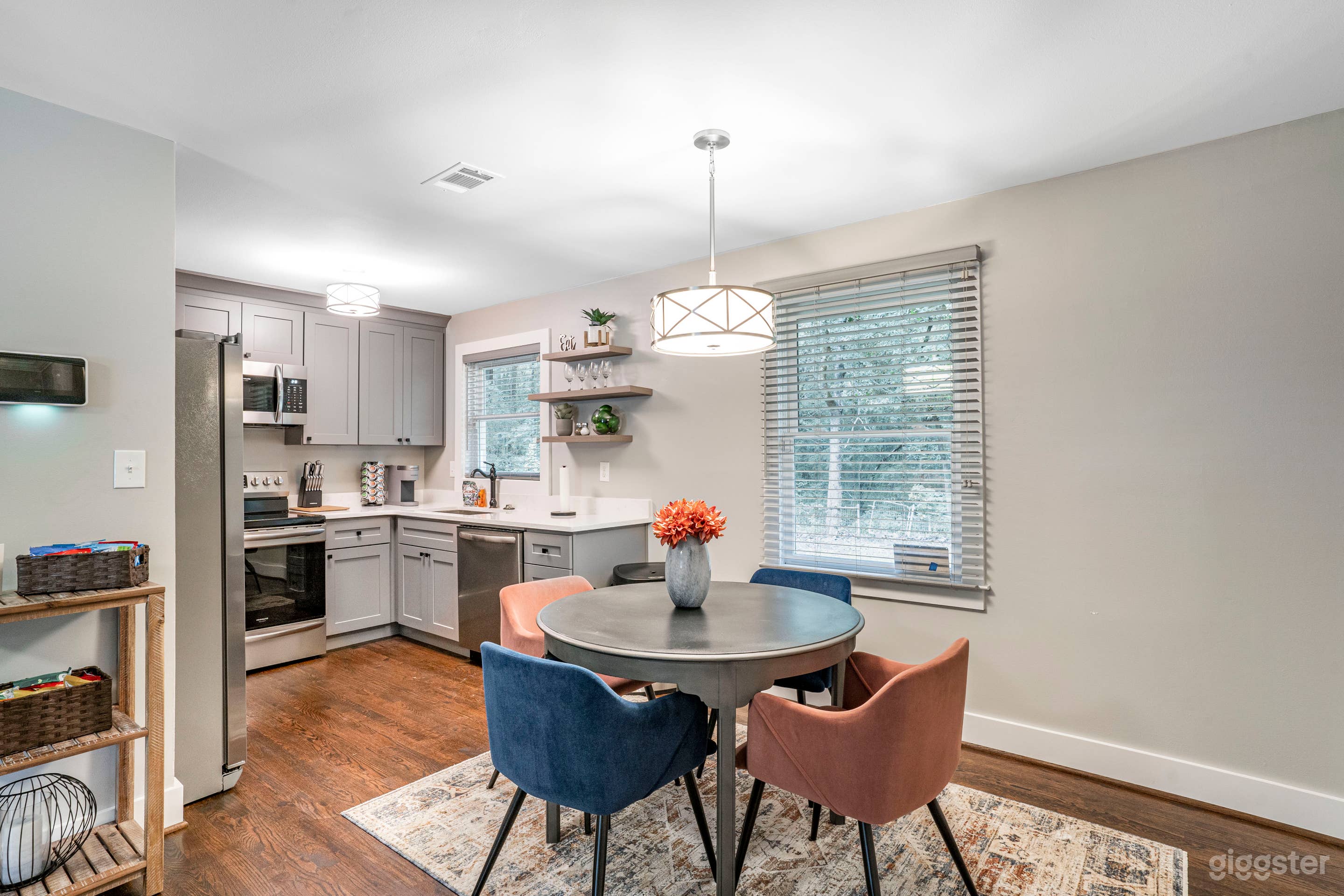 LUXURIOUS EAT IN KITCHEN WITH A VIEW WITH DECOR WITH A COMPLIMENTARY SNACK AREA FOR ALL GUEST