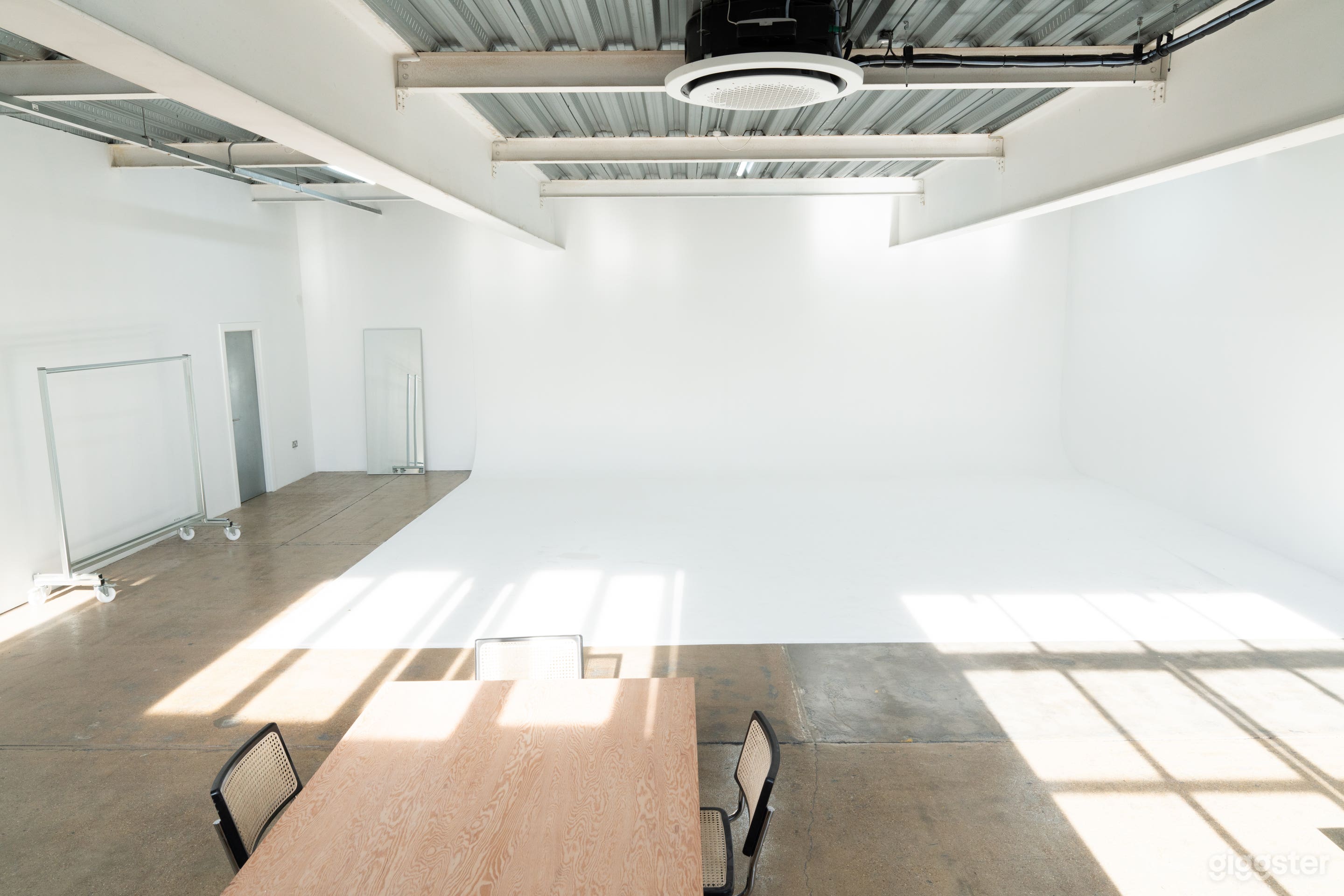 1798 sq ft Industrial Photography Studio 02 Photo 3