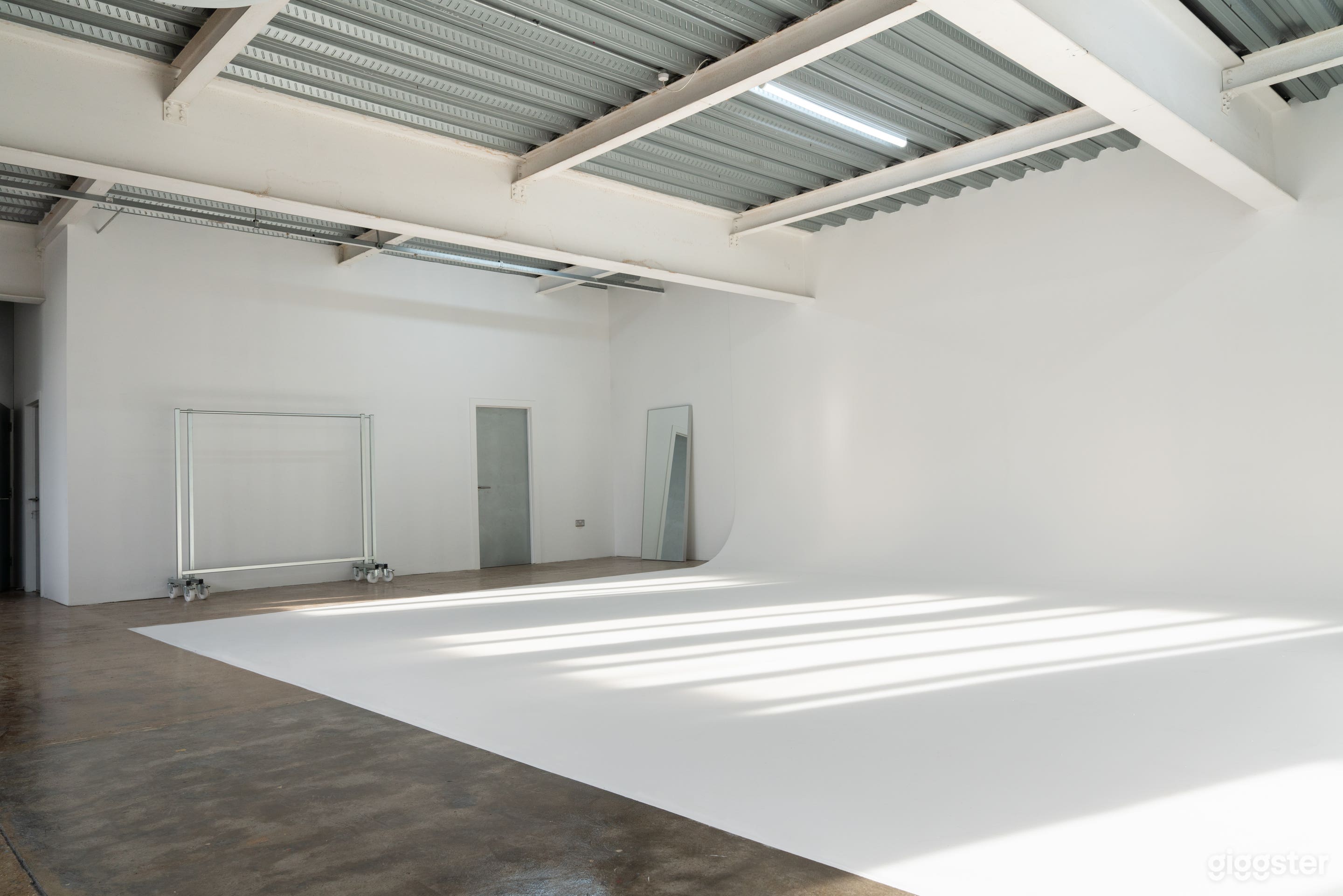 1798 sq ft Industrial Photography Studio 02 Photo 4