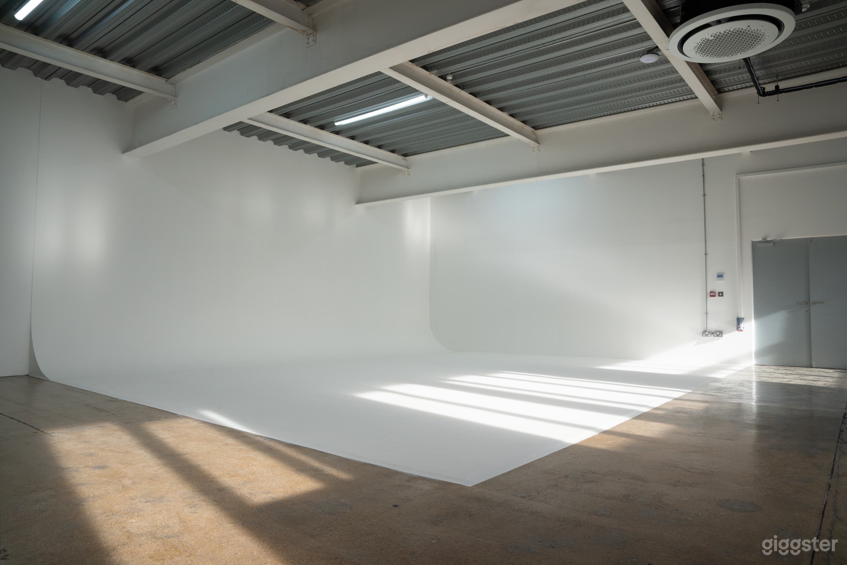 1798 sq ft Industrial Photography Studio 02 Photo 1