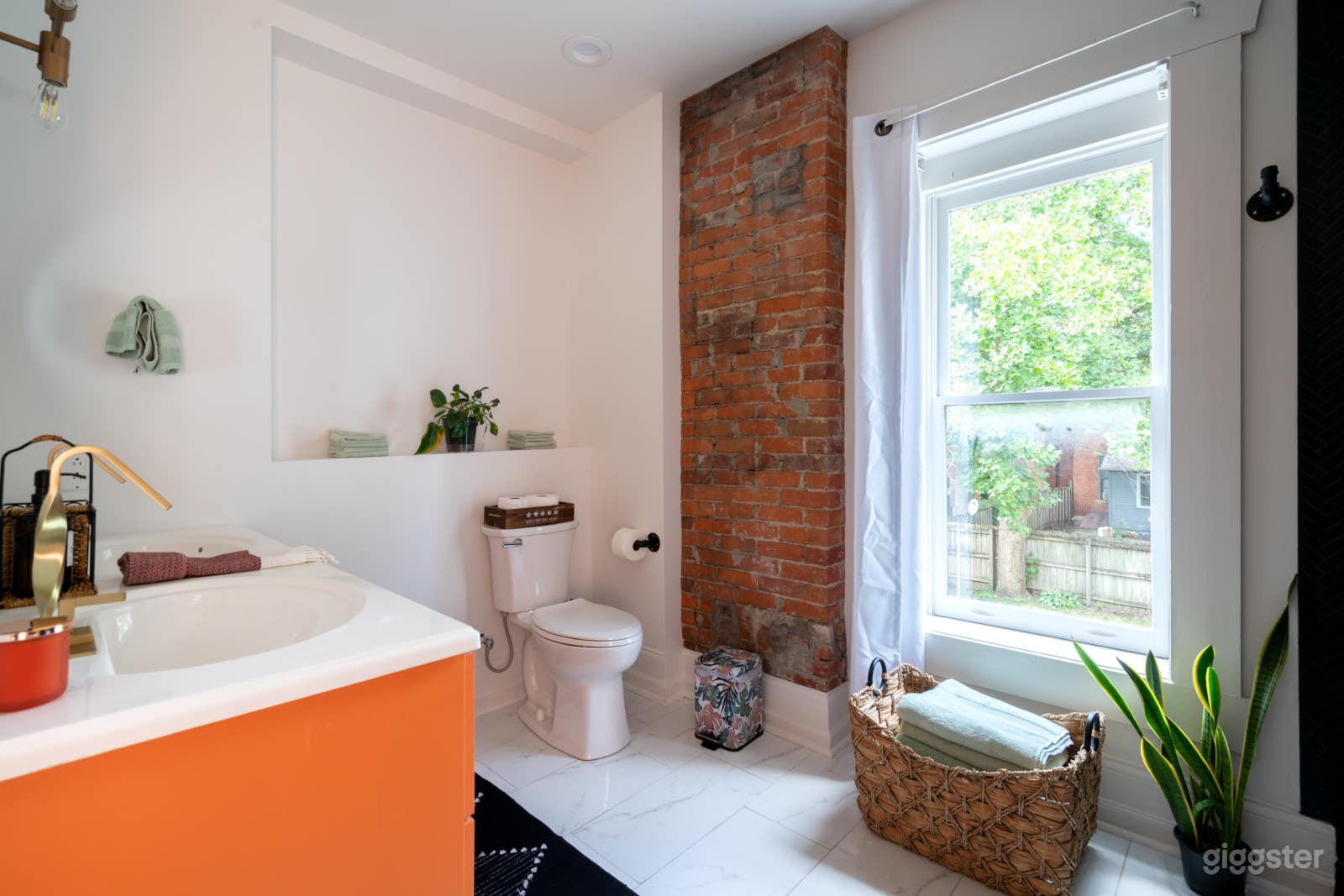 Into the Jungle, DOWNTOWN HOME CONVENTION CENTER  (4BR LOFT/APT) Photo 4