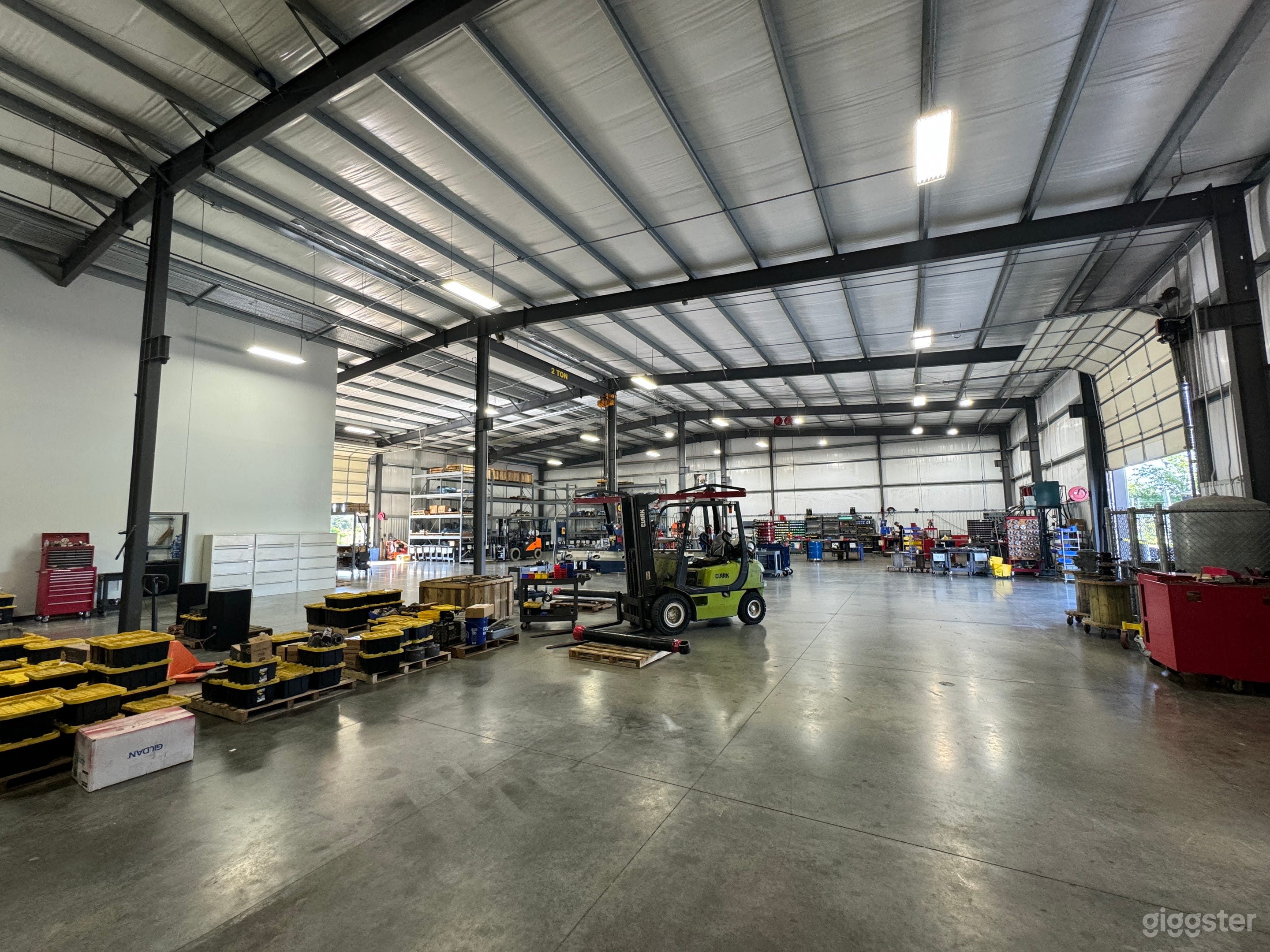 Functioning Industrial Space with machinery Photo 4