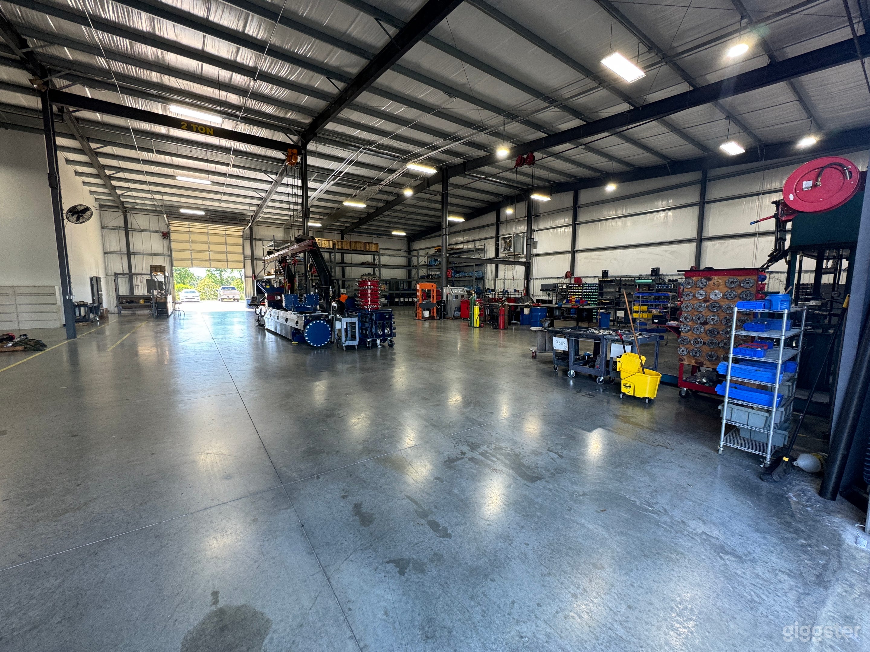Functioning Industrial Space with machinery Photo 3