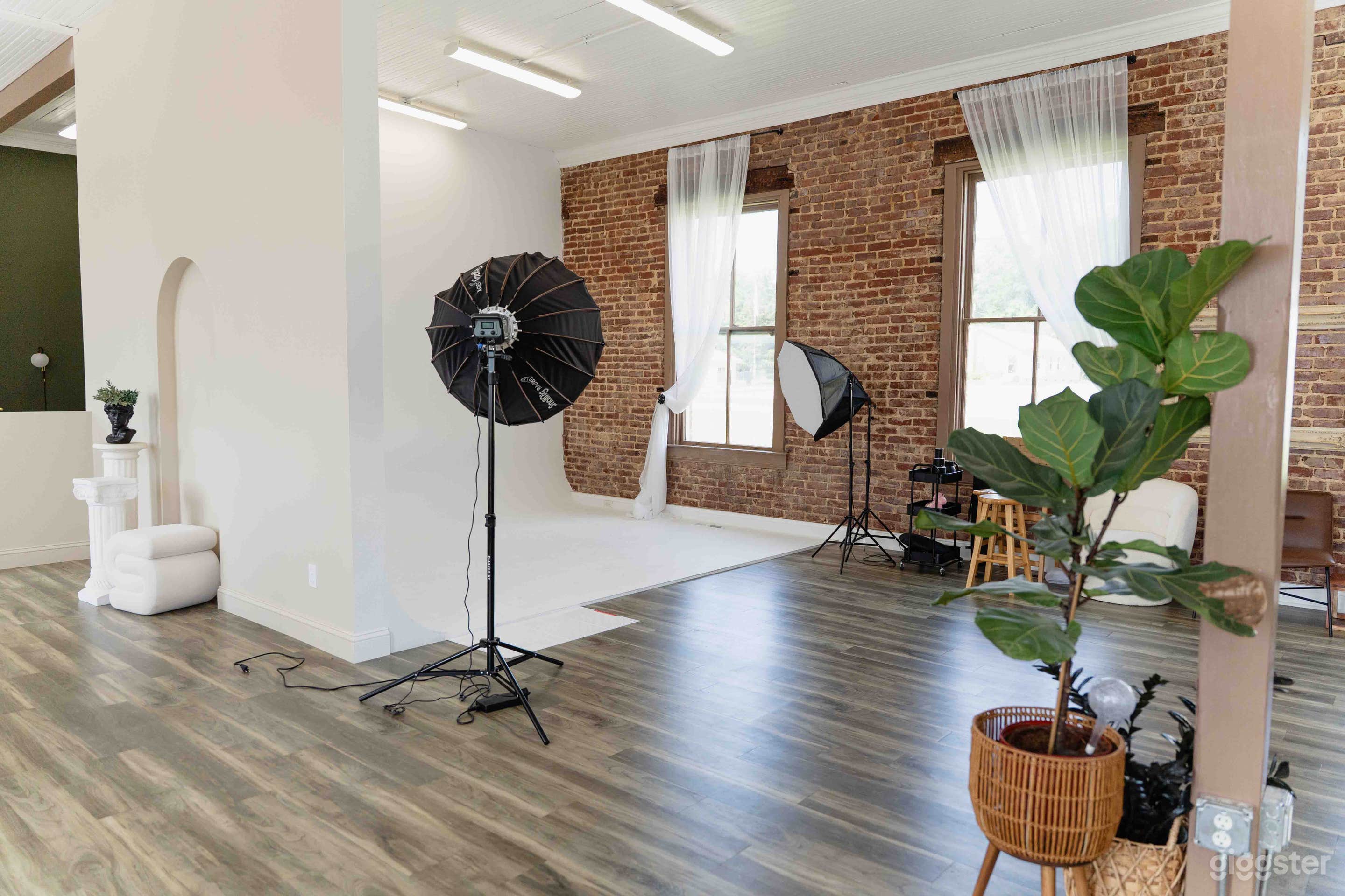 Lifestyle Photography Studio with Cyclorama Photo 1