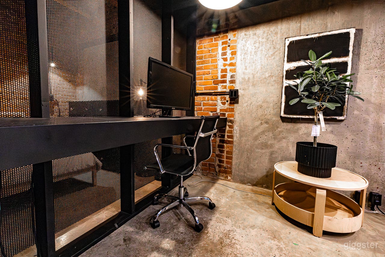 Stylish Industrial Loft • Historic Gastown Photo 4