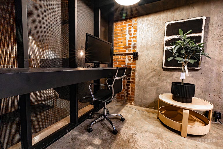  Stylish Industrial Loft • Historic Gastown 