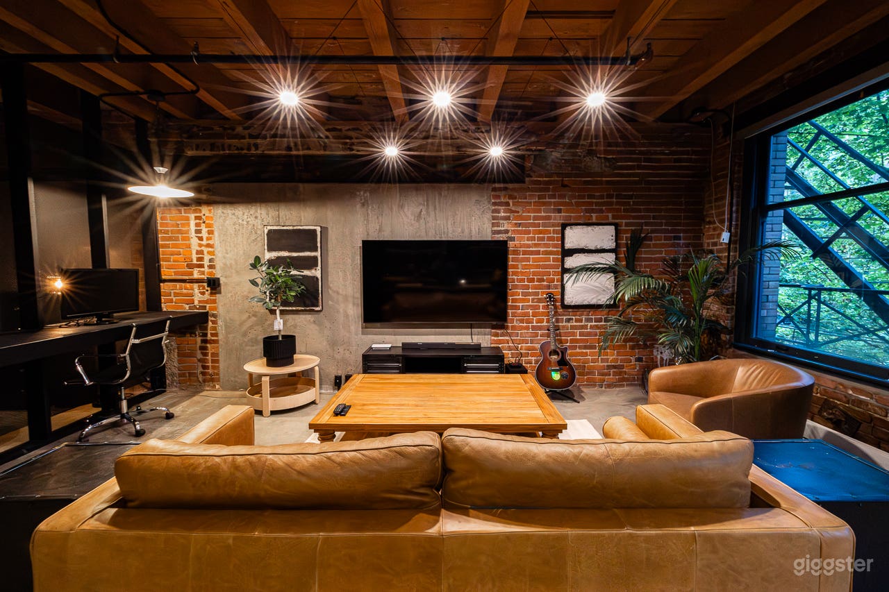 Stylish Industrial Loft • Historic Gastown Photo 2
