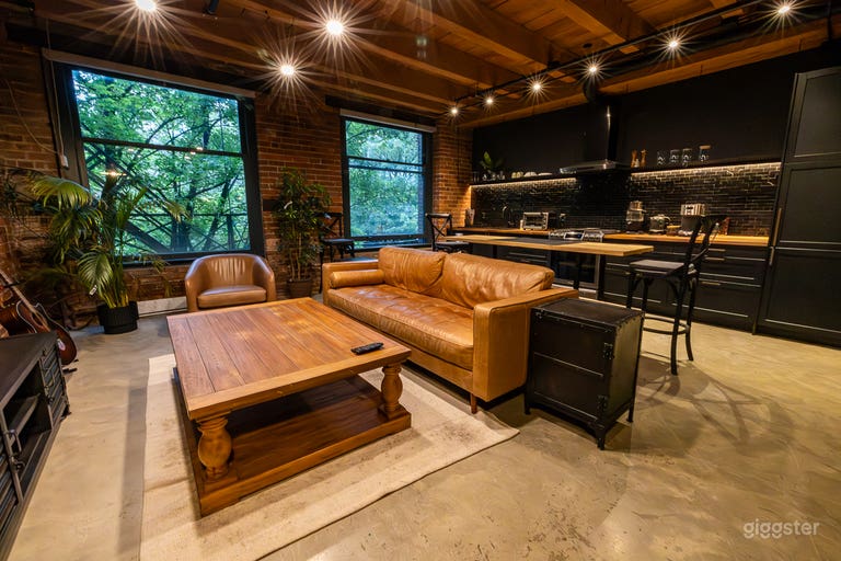  Stylish Industrial Loft • Historic Gastown 