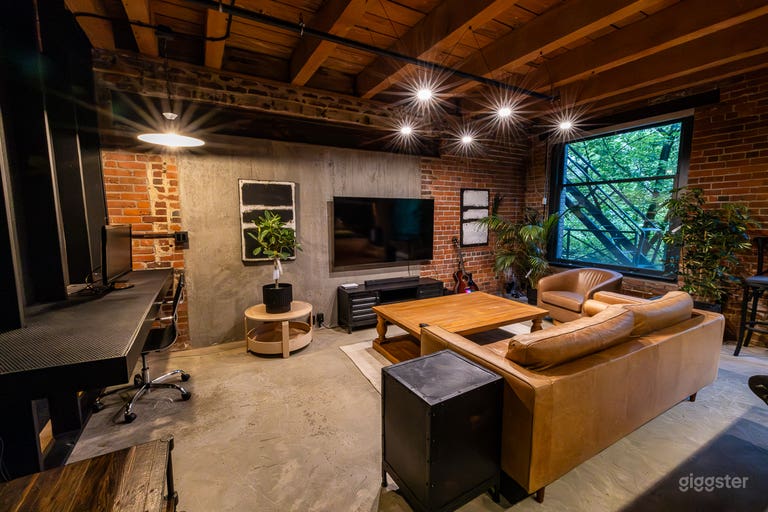  Stylish Industrial Loft • Historic Gastown 