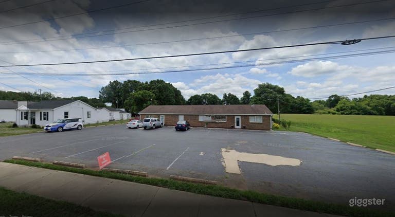  Studio with Large Parking and Back Lot (Buyout) 