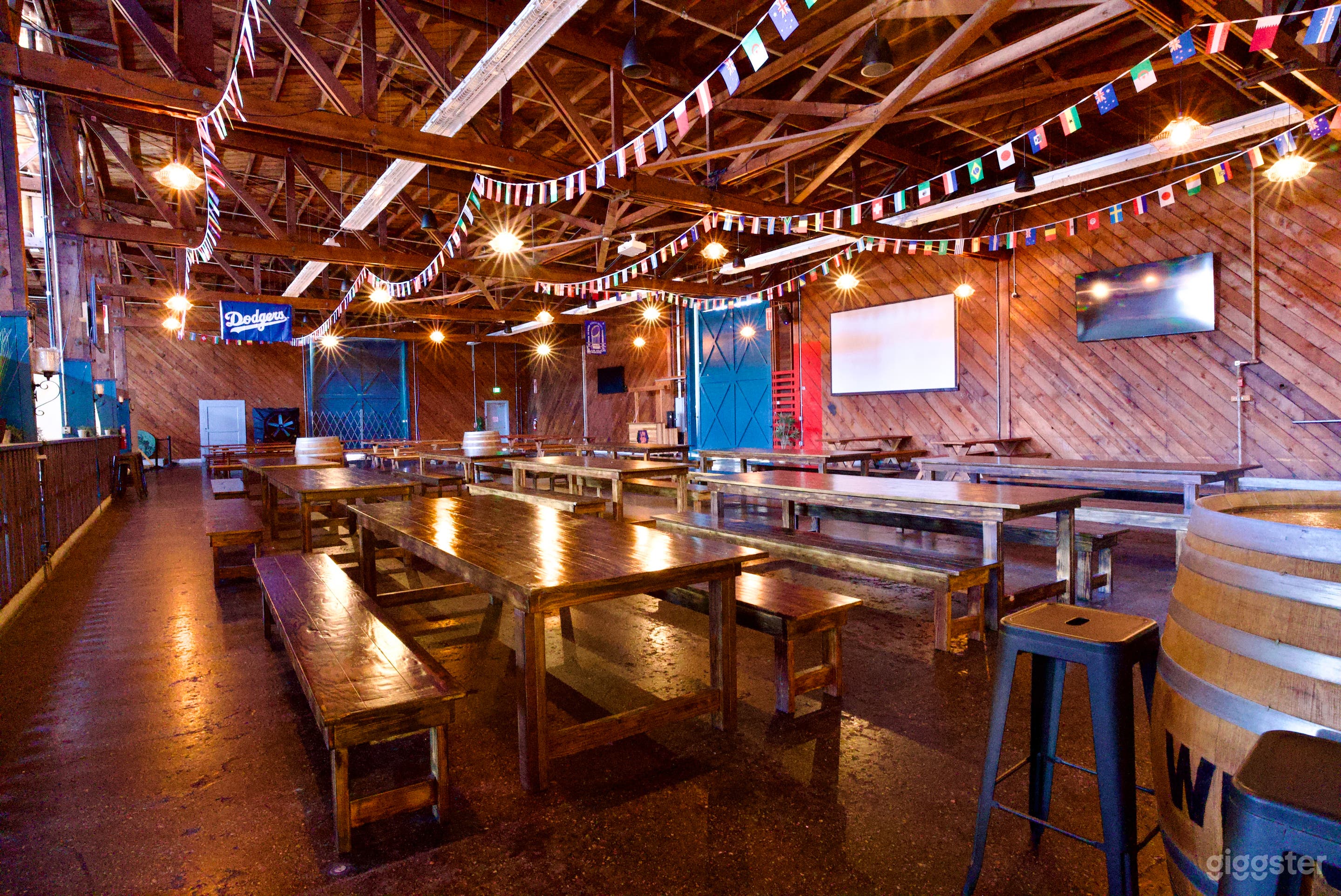 Expansive Timber Warehouse Bar & Courtyard in San Pedro Photo 4
