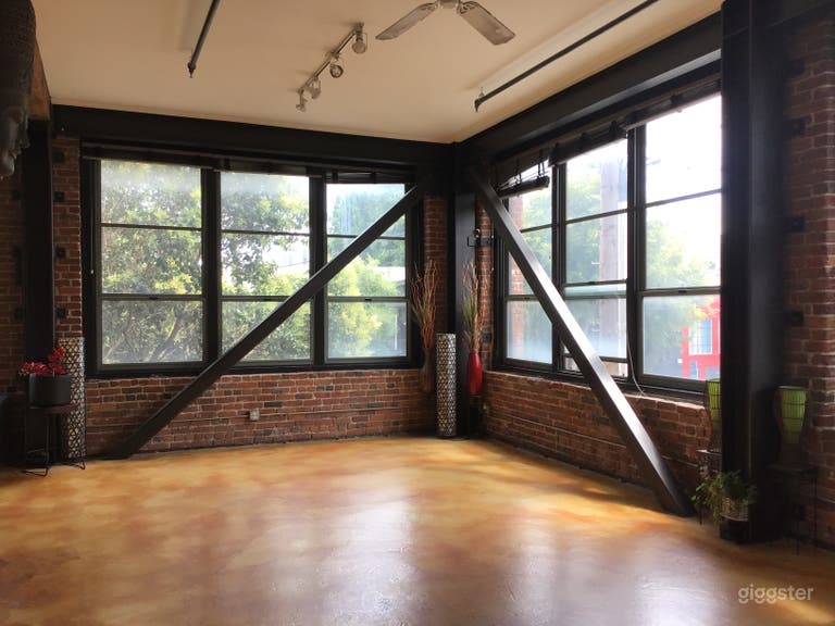  Spacious Light Filled Industrial Studio Loft 