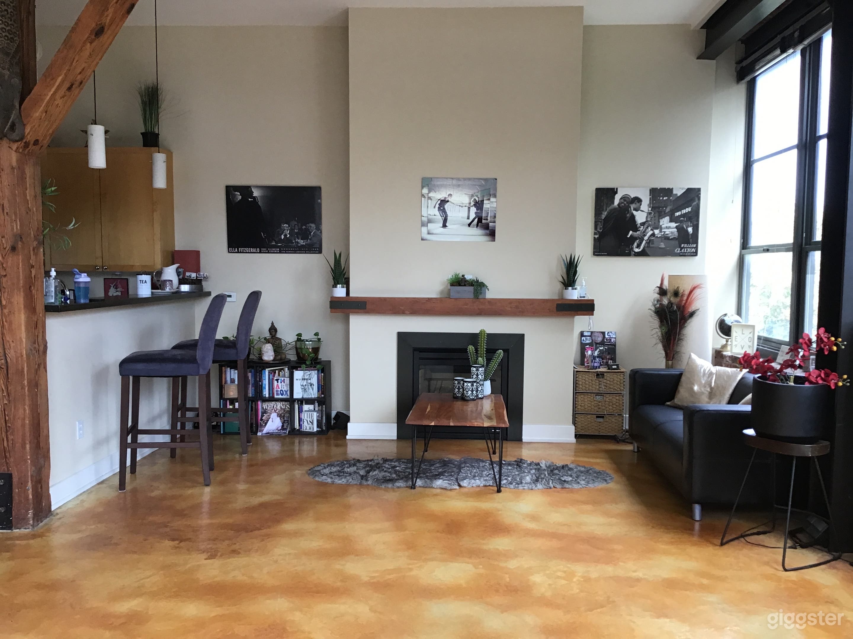 Spacious Light Filled Industrial Studio Loft Photo 2