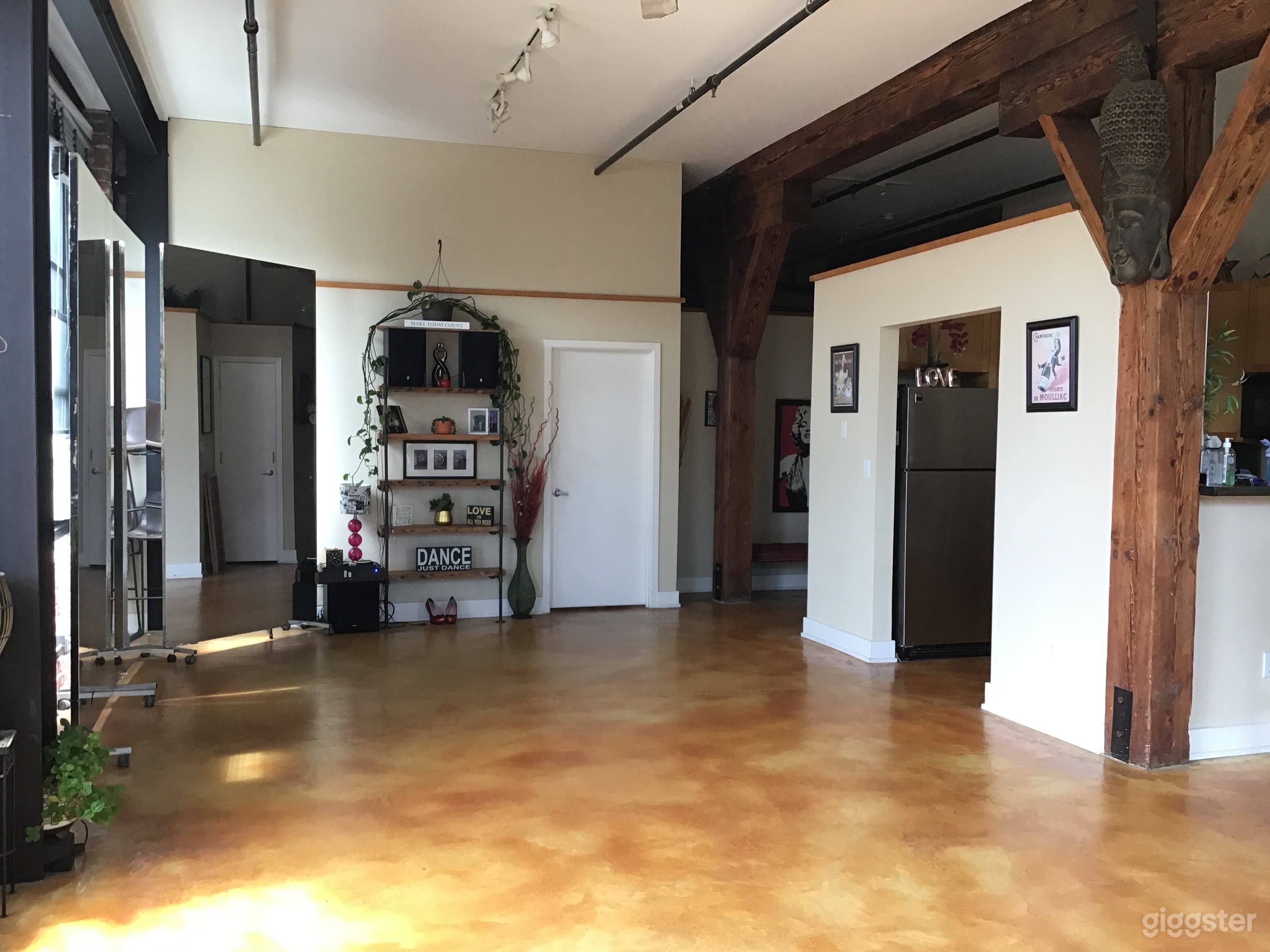 Spacious Light Filled Industrial Studio Loft Photo 4