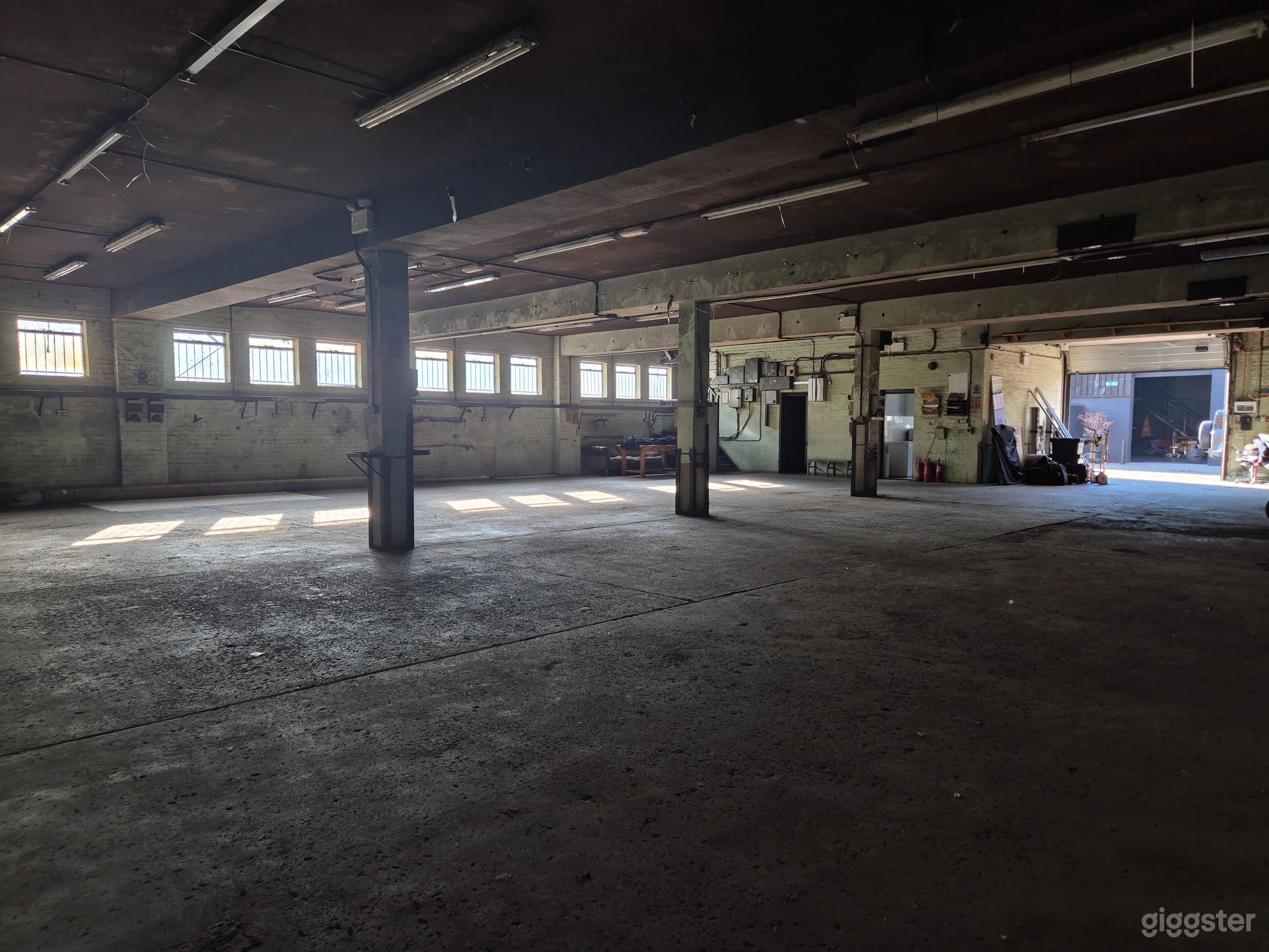 10k sq ft 3-Floor Raw Industrial Warehouse | London N15 Photo 2