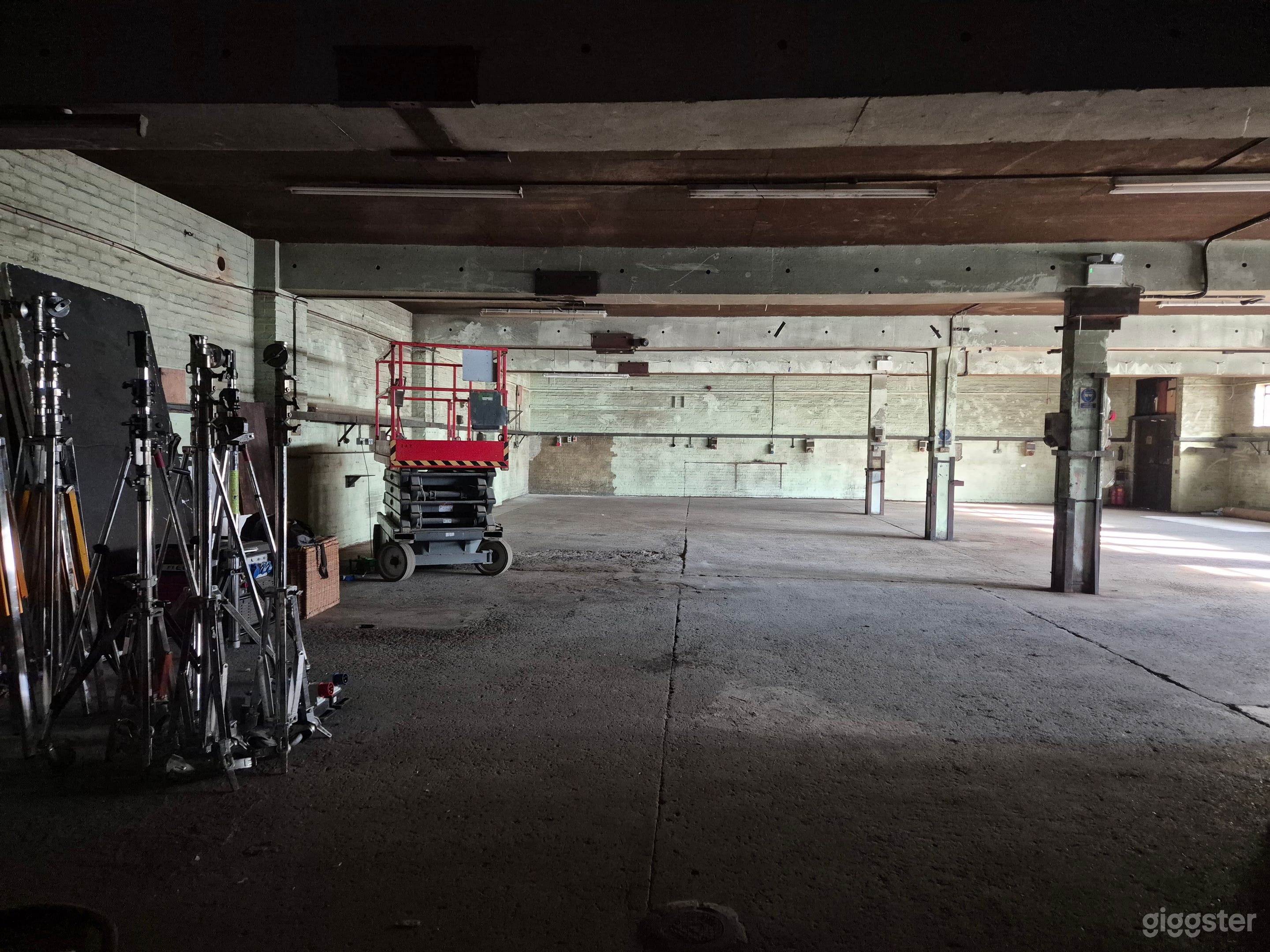 10k sq ft 3-Floor Raw Industrial Warehouse | London N15 Photo 3