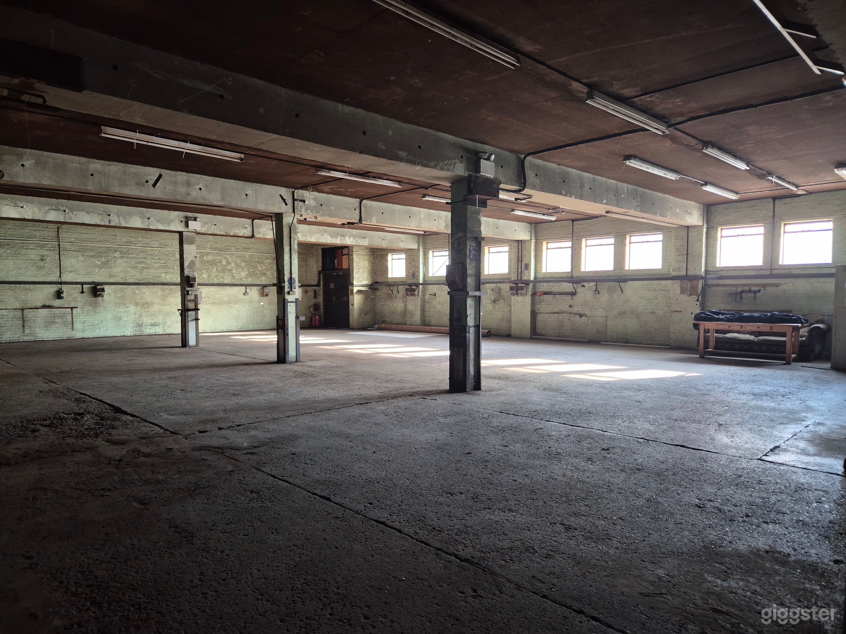 10k sq ft 3-Floor Raw Industrial Warehouse | London N15 Photo 4