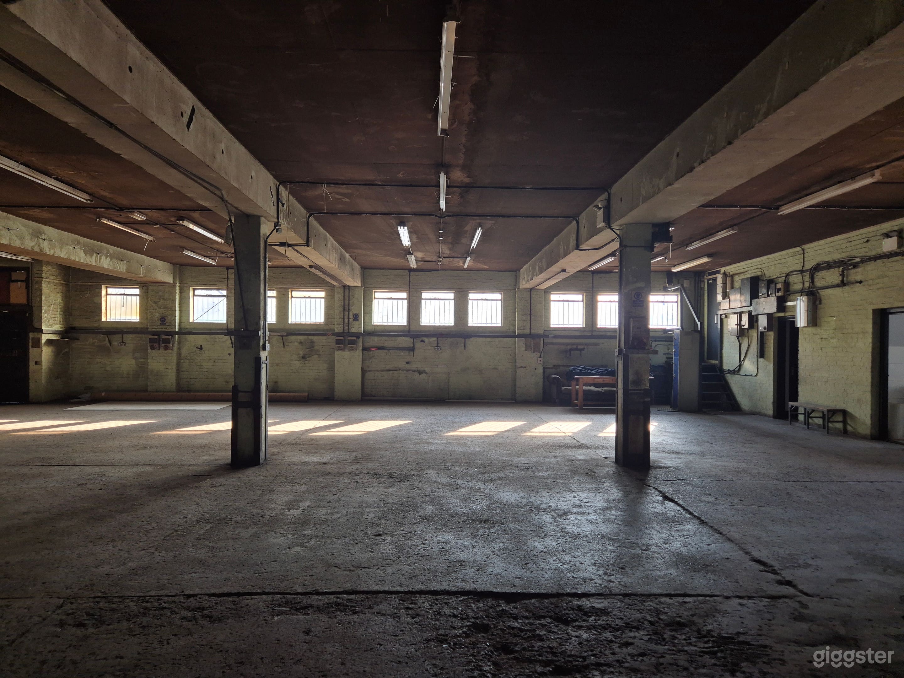 10k sq ft 3-Floor Raw Industrial Warehouse | London N15 Photo 1