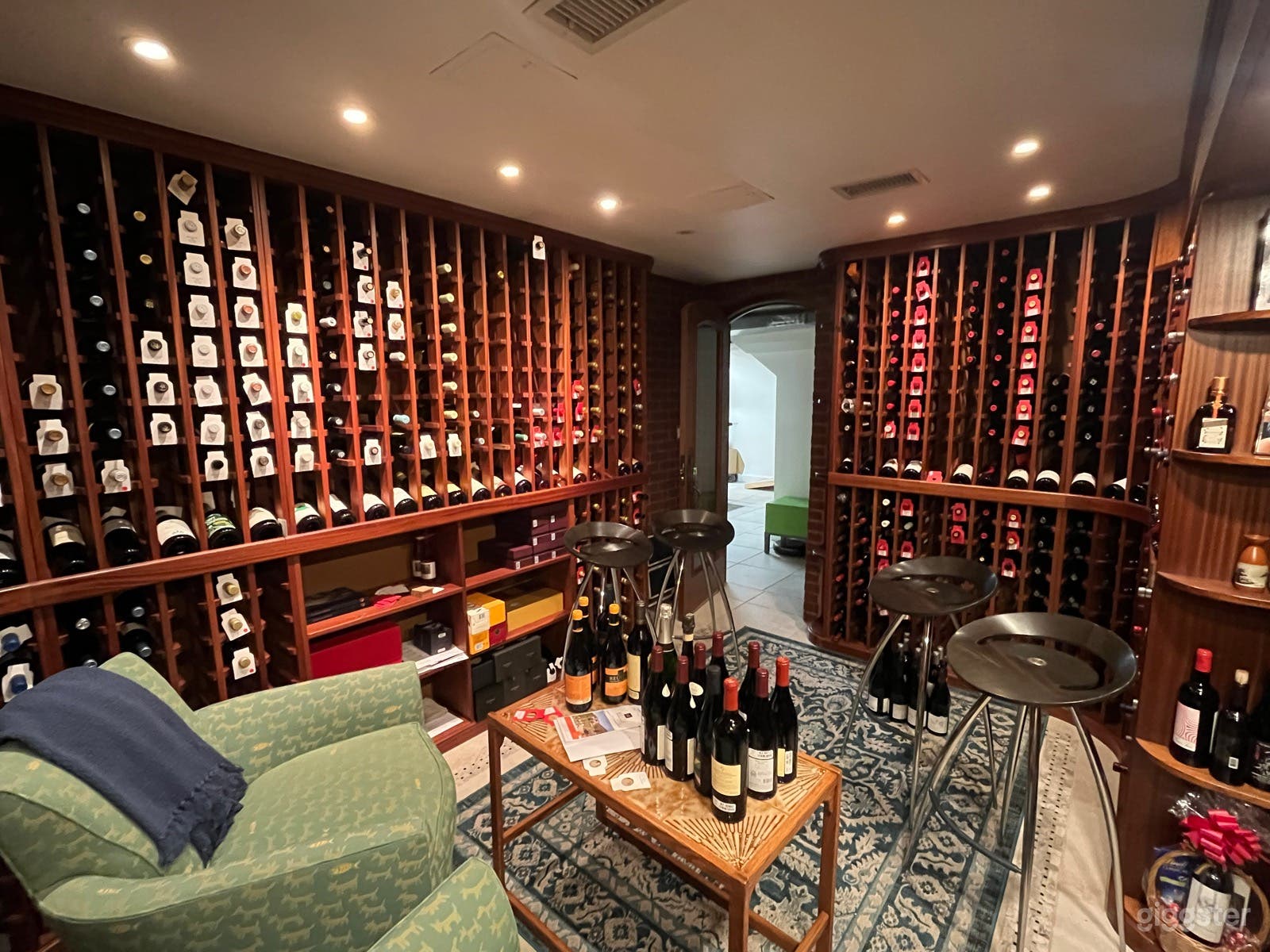 Large, upscale &amp; pristine Montclair home Photo 3